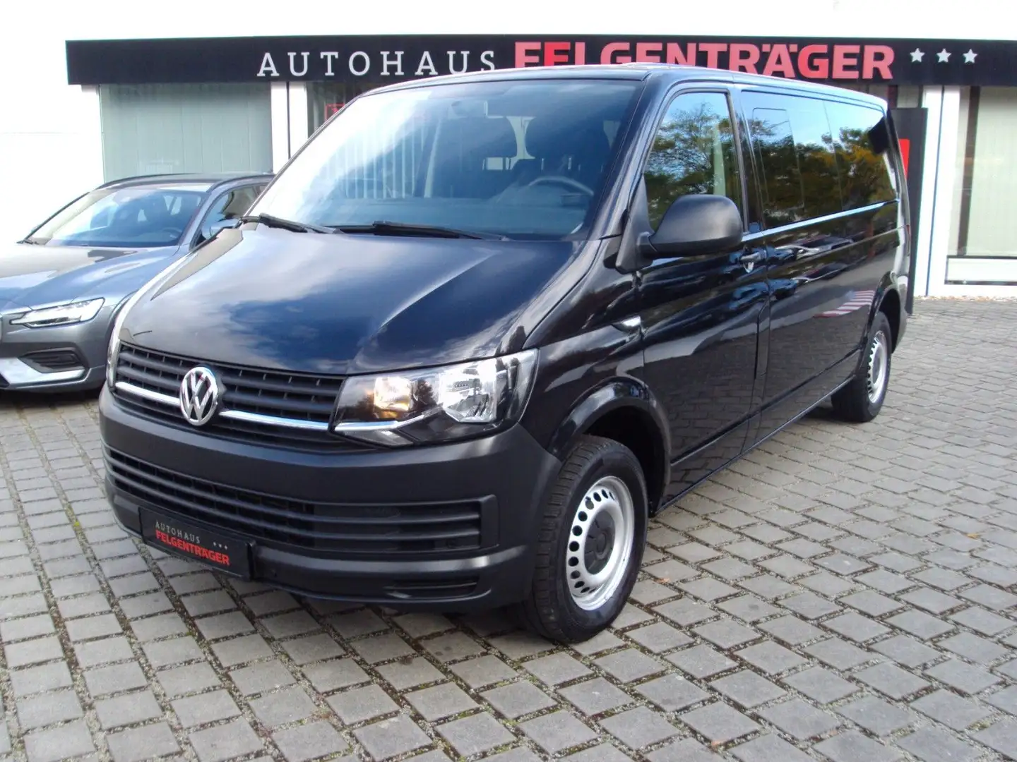 Volkswagen T6 Kombi *9-Sitzer* langer Radstand Schwarz - 1