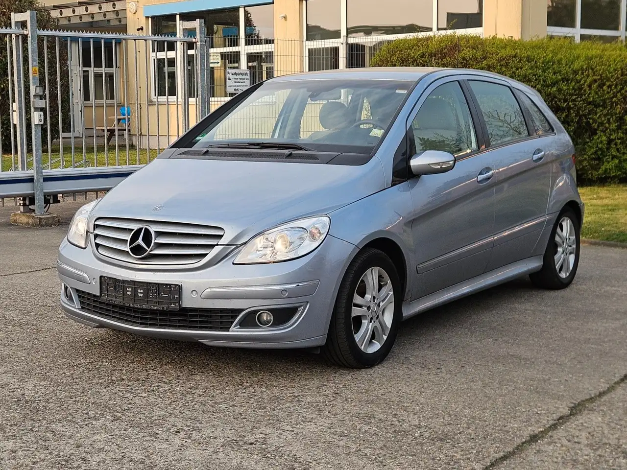 Mercedes-Benz B 180