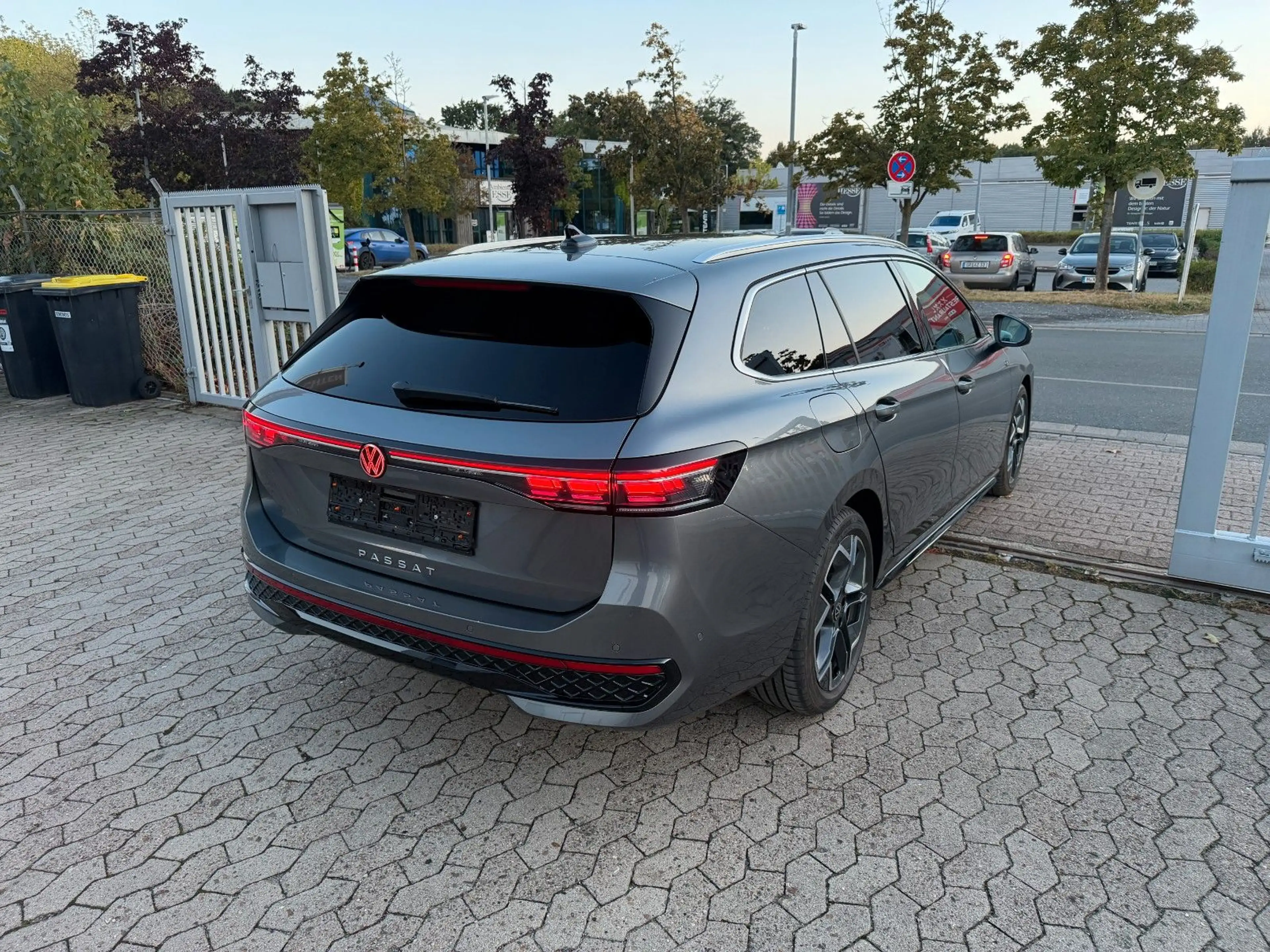 Volkswagen Passat Variant Passat 2.0 TDI R-line AHK*ACC*LANE*SIDE*360°*DCC — photo 3
