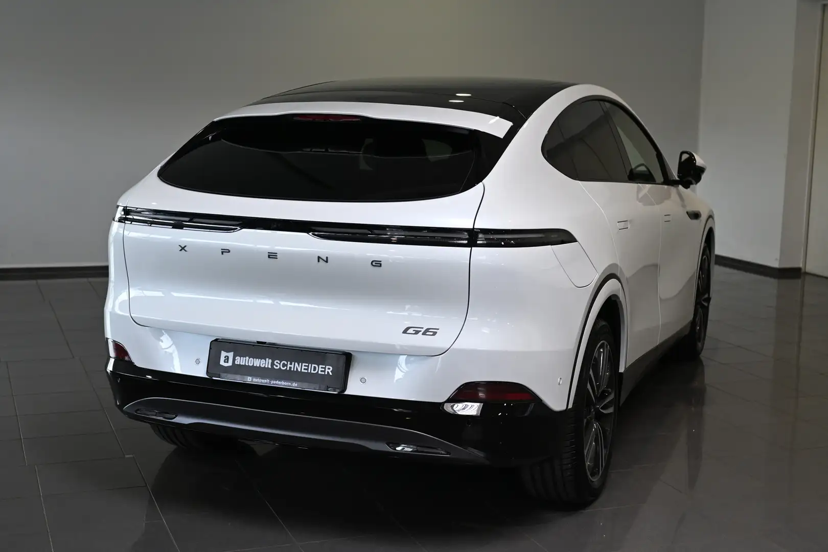 Xpeng RWD AHK Panoramadach ACC Navi 20 Wit - 2