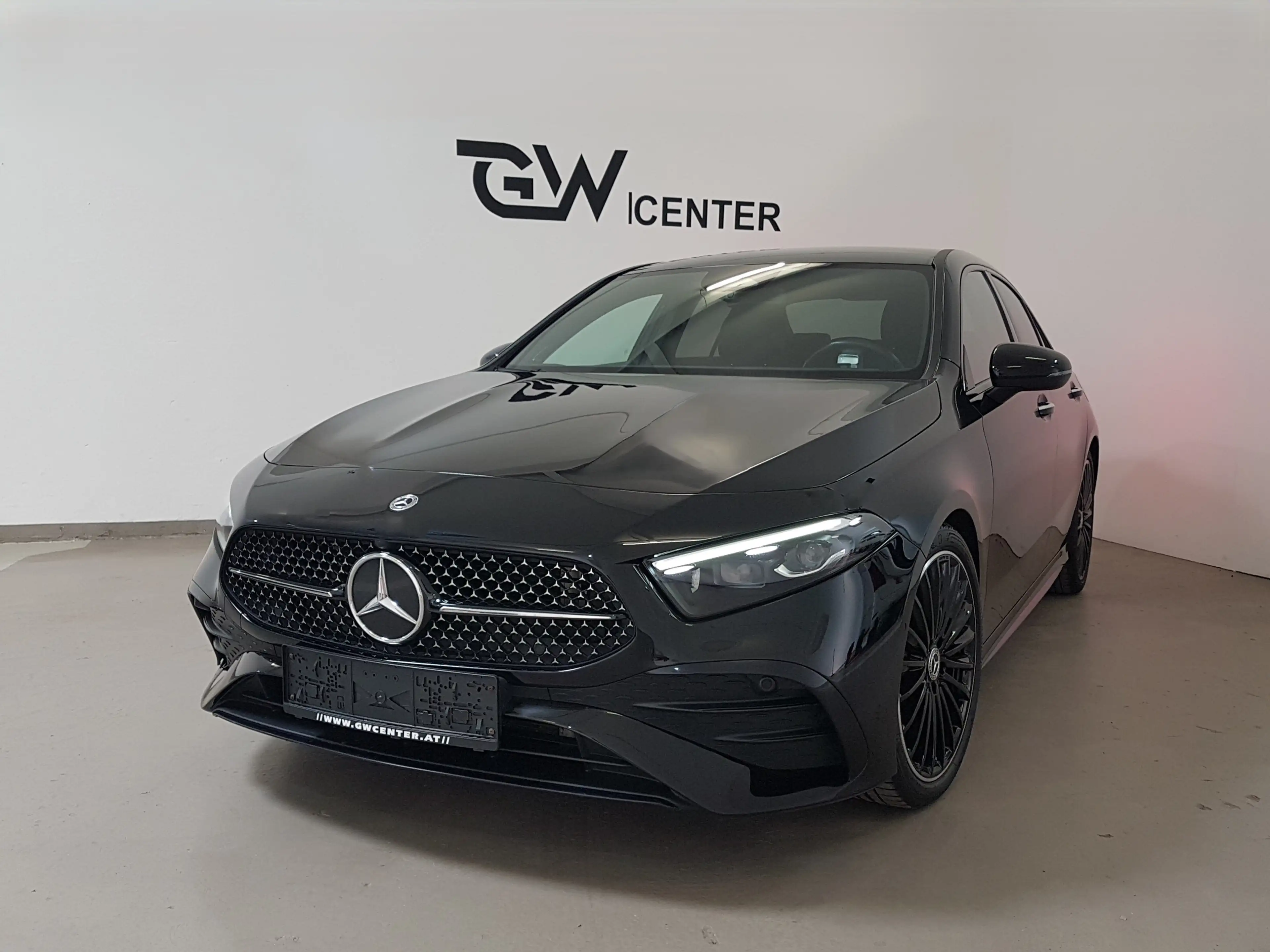 Mercedes-Benz A 200 d Limousine AMG Line Facelift Burmester Ambient — photo 2