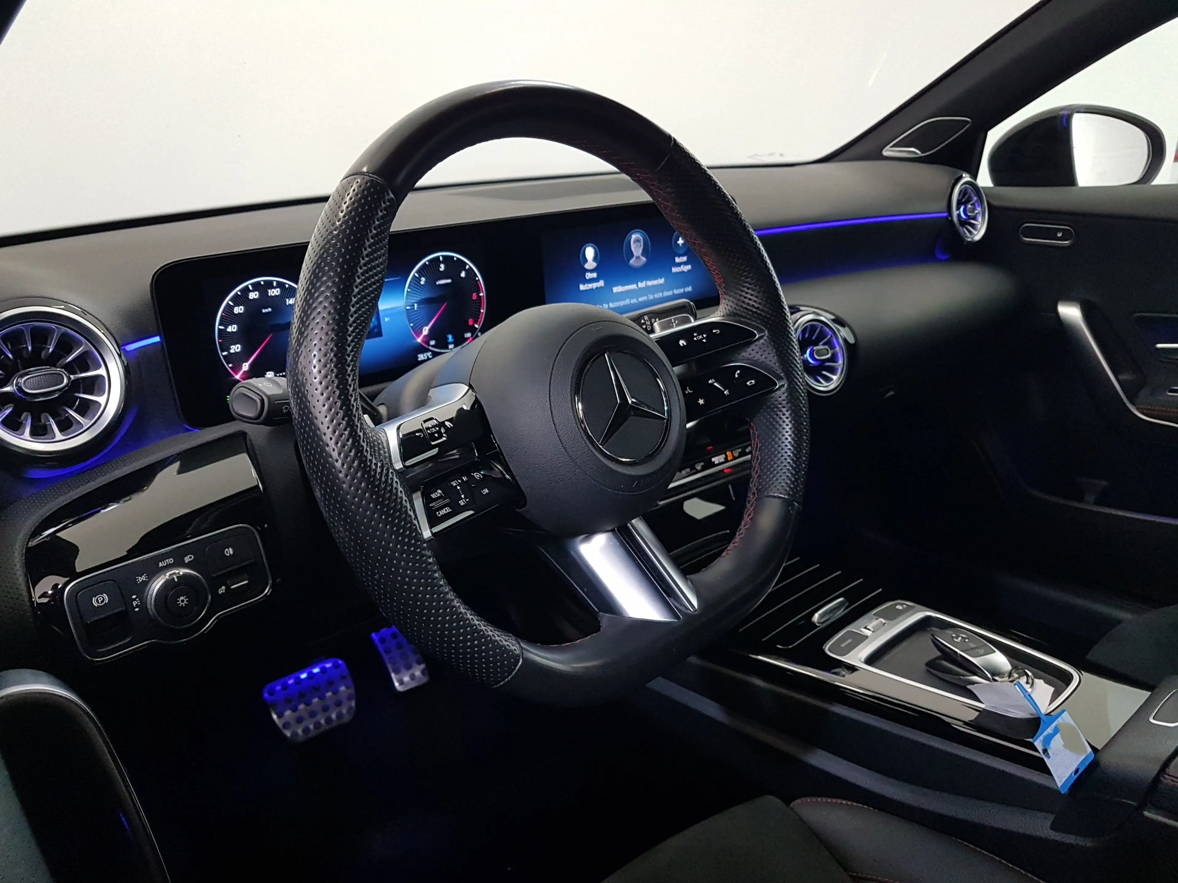 Mercedes-Benz A 200 d Limousine AMG Line Facelift Burmester Ambient — photo 14