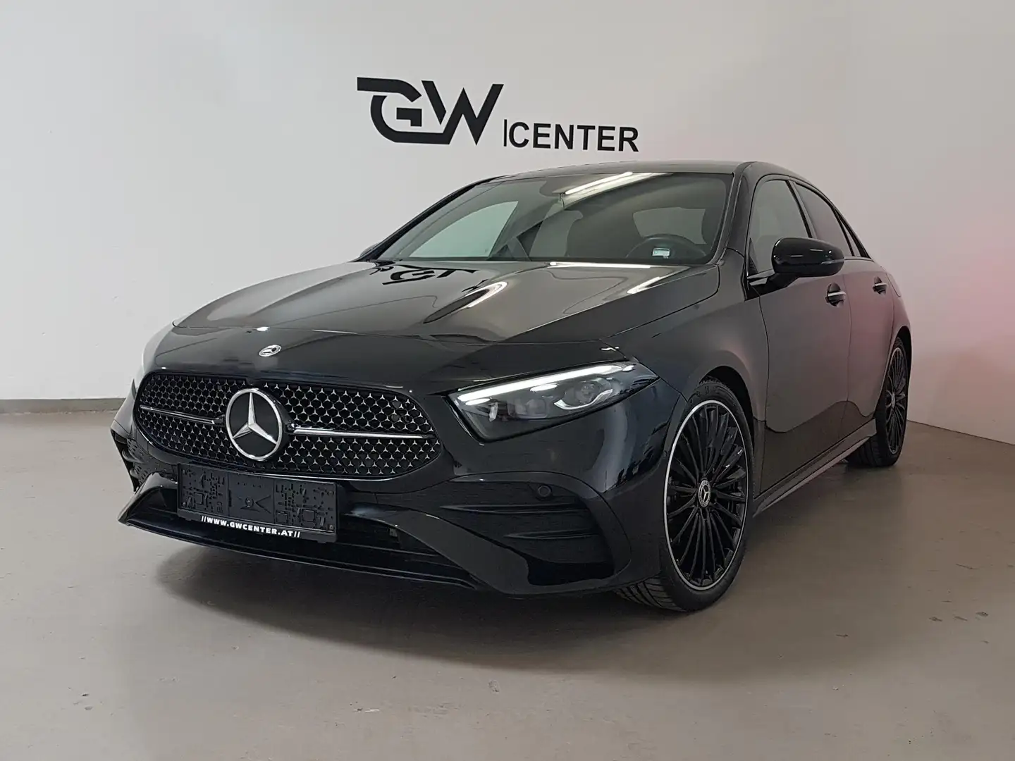 Mercedes-Benz A 200 d Limousine AMG Line Facelift Burmester Ambient Schwarz - 1