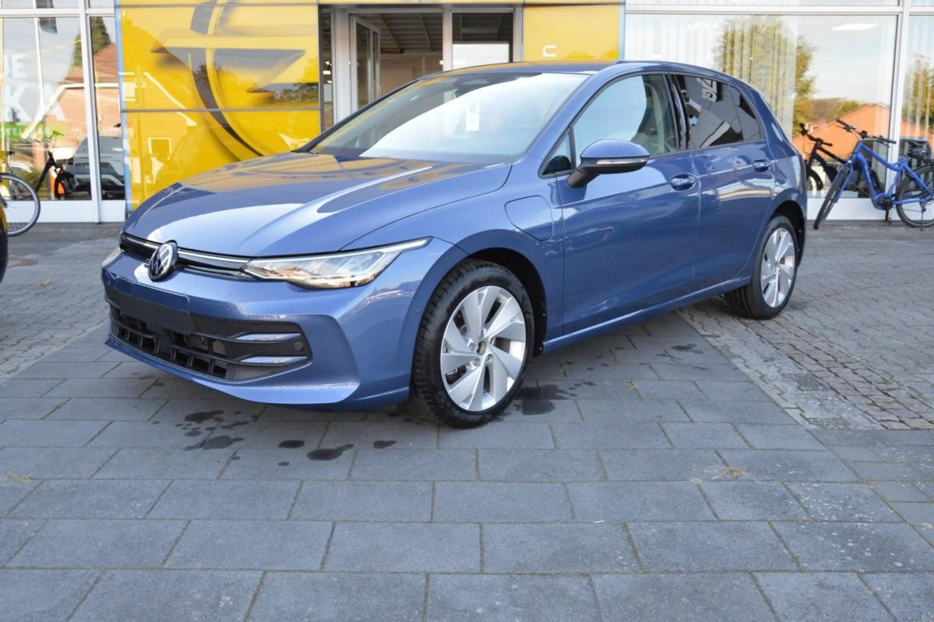 Volkswagen Golf VIII Lim. 1.5 TSI eHybrid Life SHZ / KAMERA — photo 2
