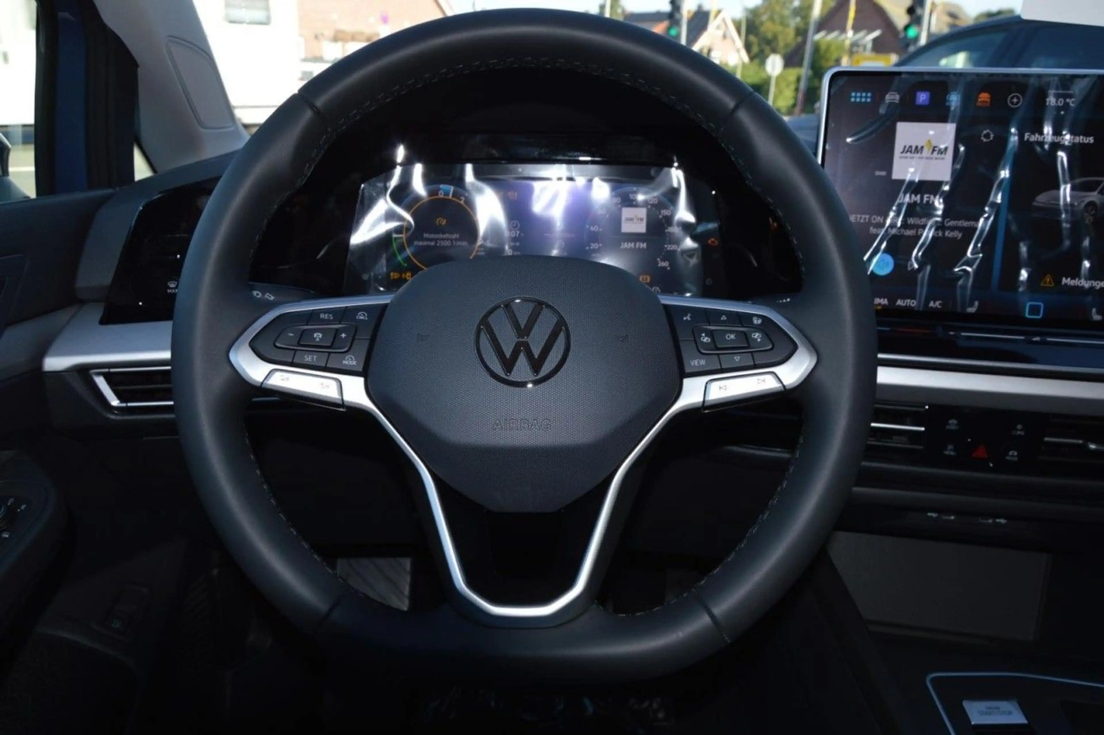 Volkswagen Golf VIII Lim. 1.5 TSI eHybrid Life SHZ / KAMERA — photo 12