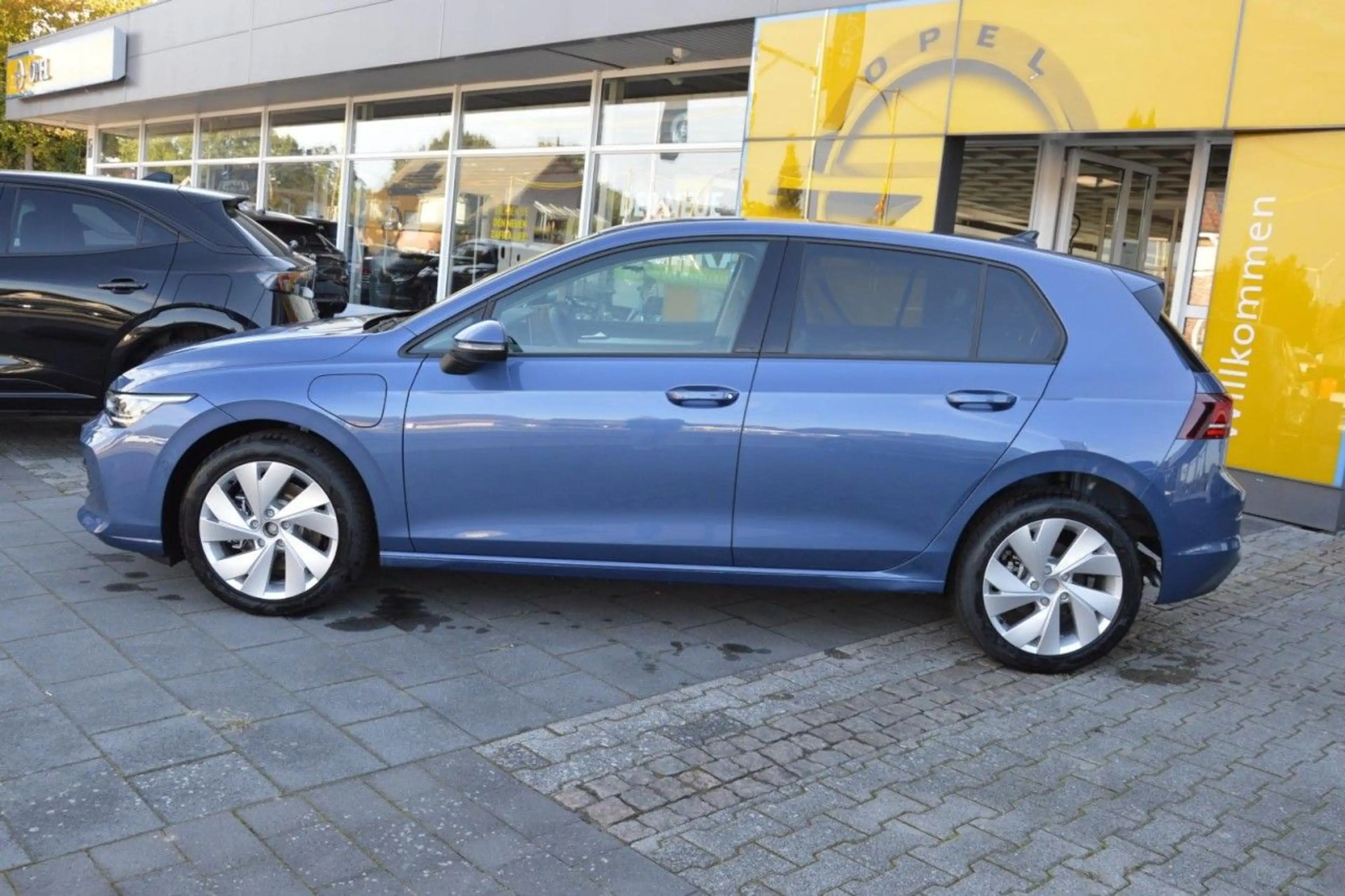 Volkswagen Golf VIII Lim. 1.5 TSI eHybrid Life SHZ / KAMERA — photo 3