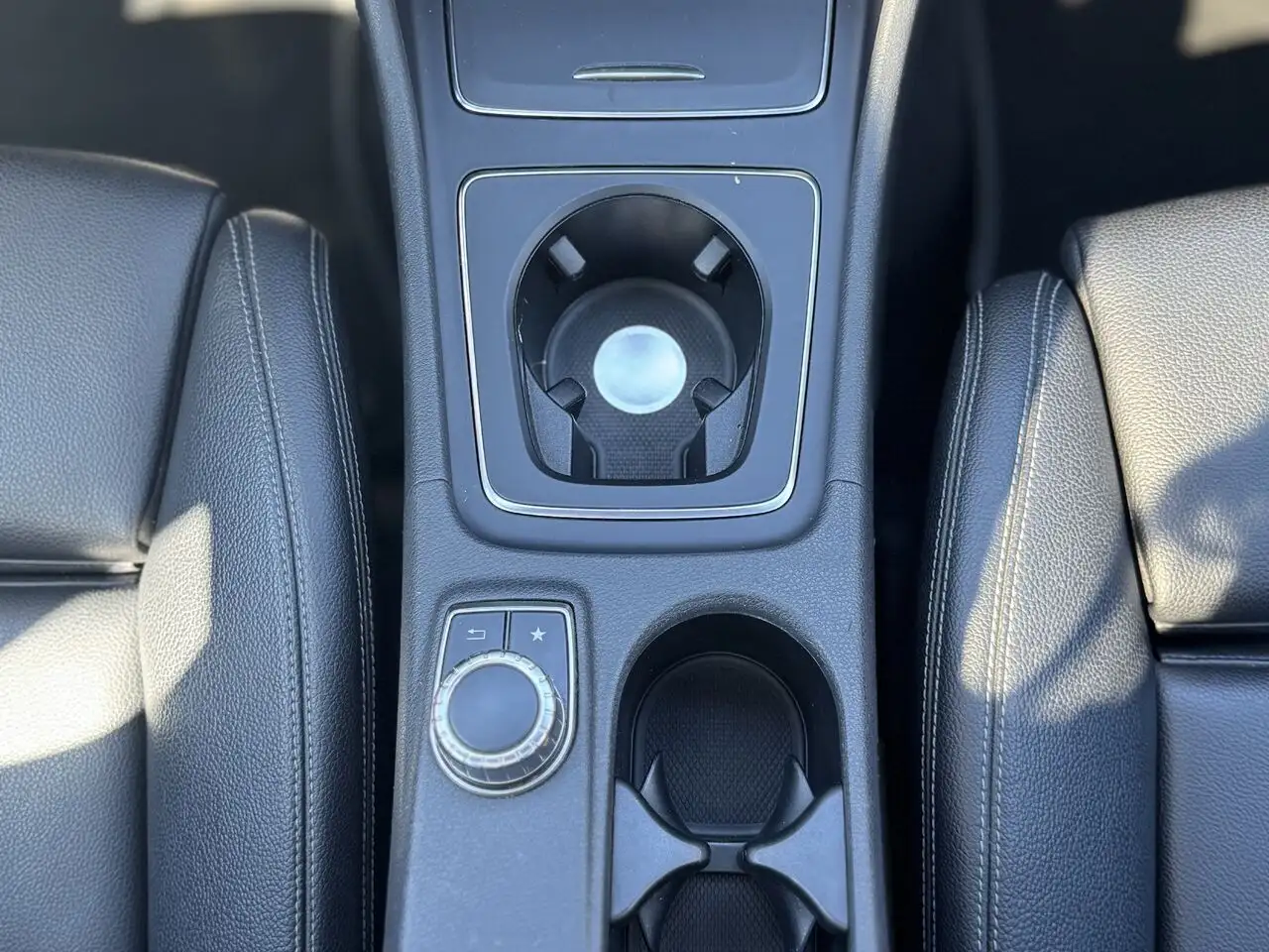 Mercedes-Benz CLA снимка Mercedes-Benz CLA