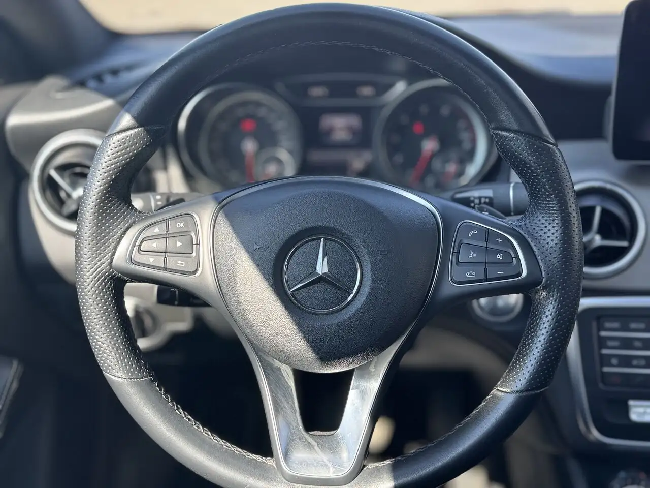 Mercedes-Benz CLA снимка Mercedes-Benz CLA