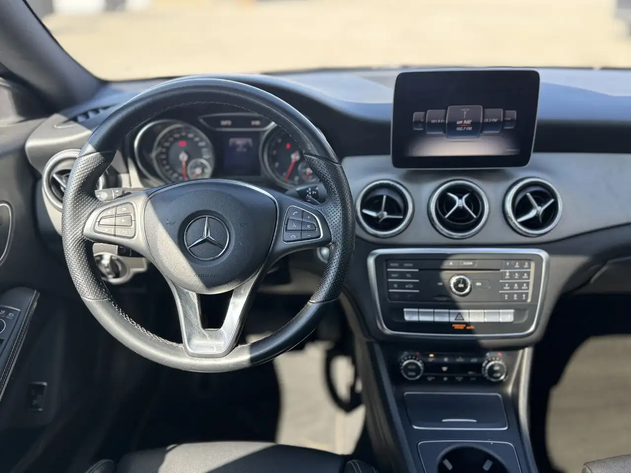 Mercedes-Benz CLA снимка Mercedes-Benz CLA
