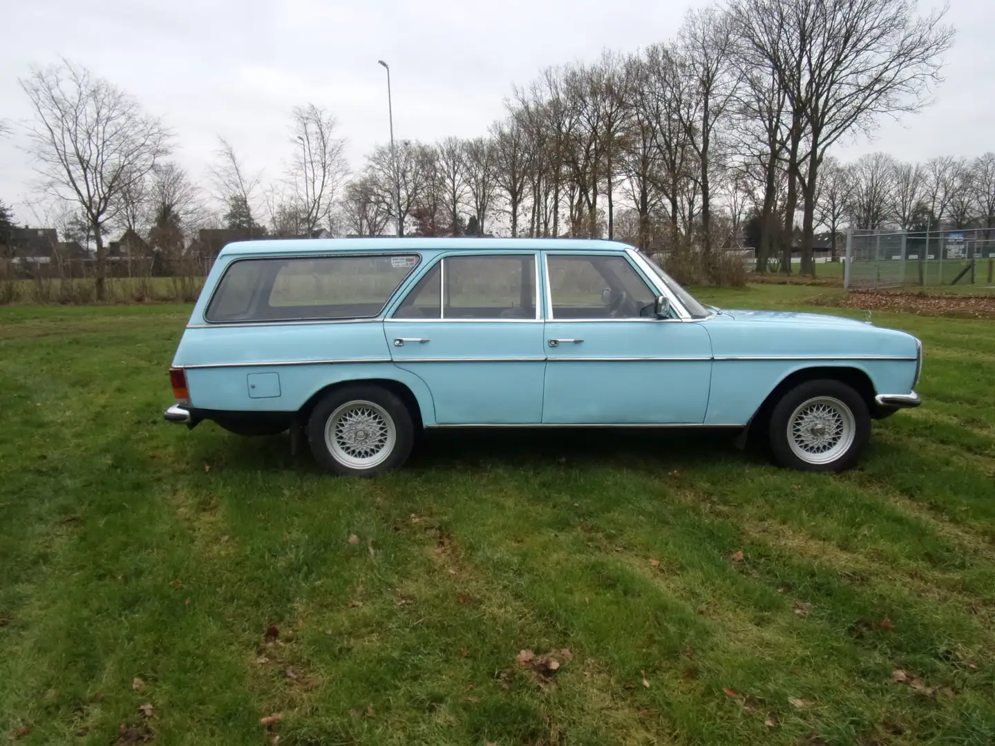 Mercedes-Benz W 114/115 Strich-Acht UNIVERSAL 240 D Bleu - 1