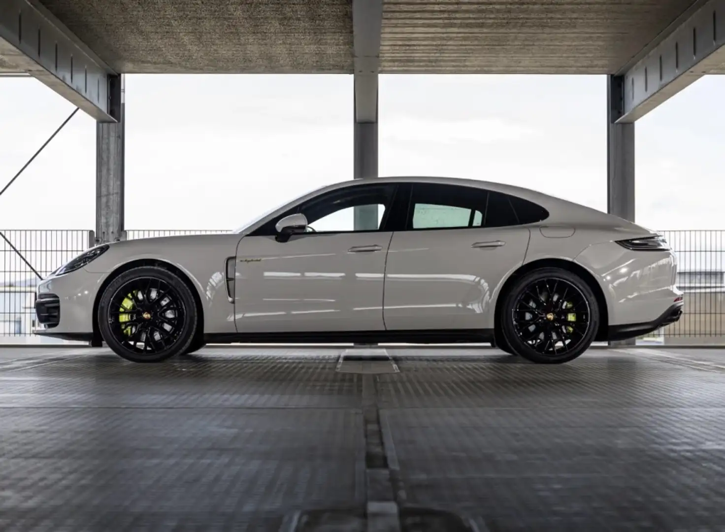 Porsche Panamera 4 E-Hybrid Platinum Edition Aut. Gris - 2