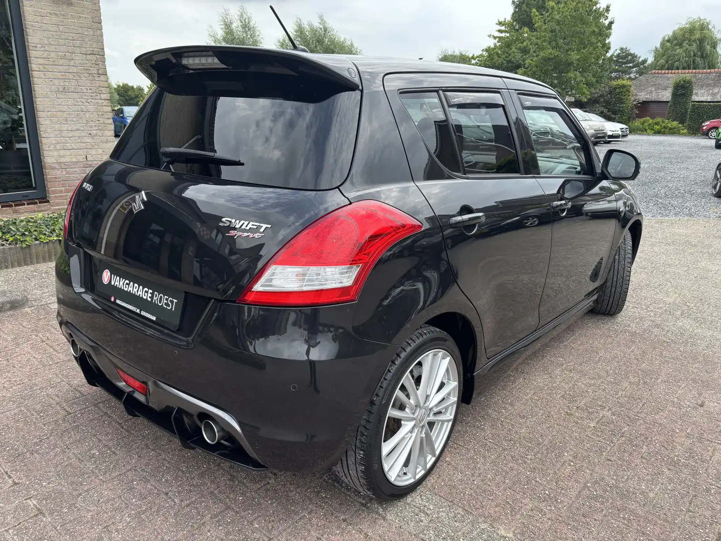 Suzuki Swift 5DRS 1.6 Sport Sportuitlaat / Keyless / Spoilers Zwart - 2