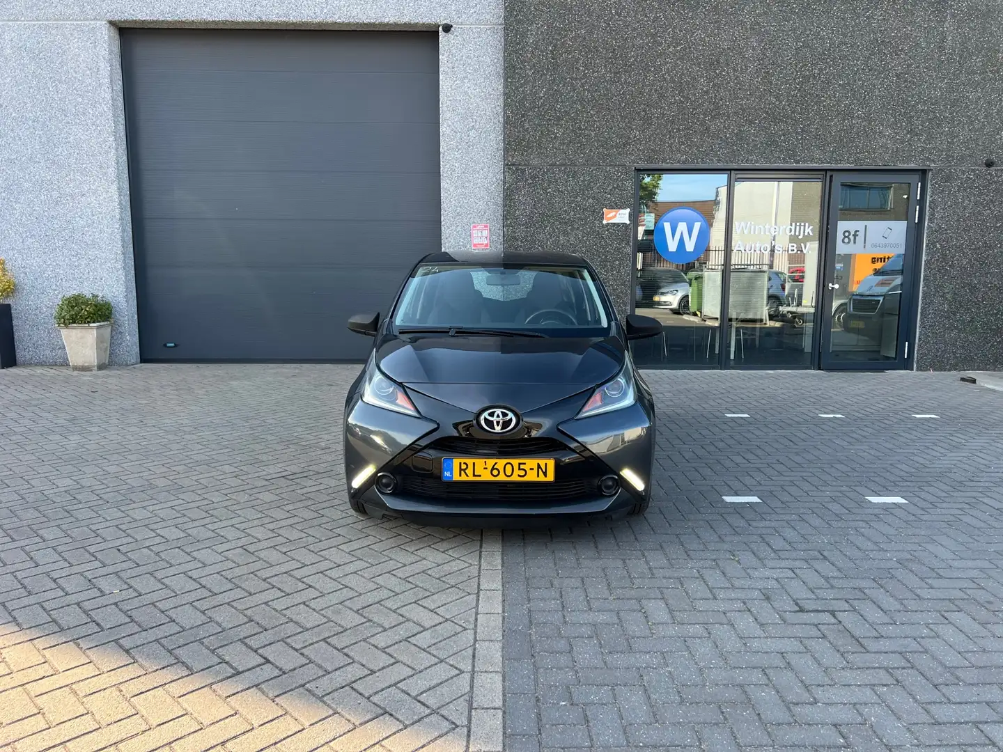 Toyota Aygo 1.0 VVT-i x-fun Airco! 5Drs! Cruise! Bluetooth! Gris - 2