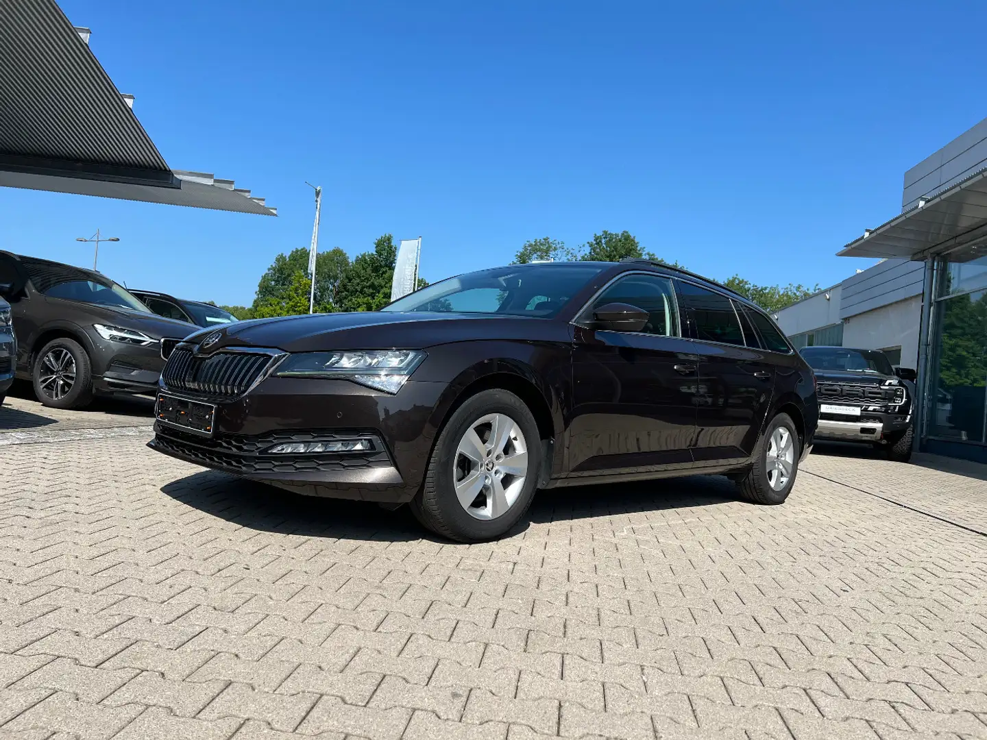Skoda Superb Combi 2.0 TDI Ambition LED Navi AHK Standh Braun - 1