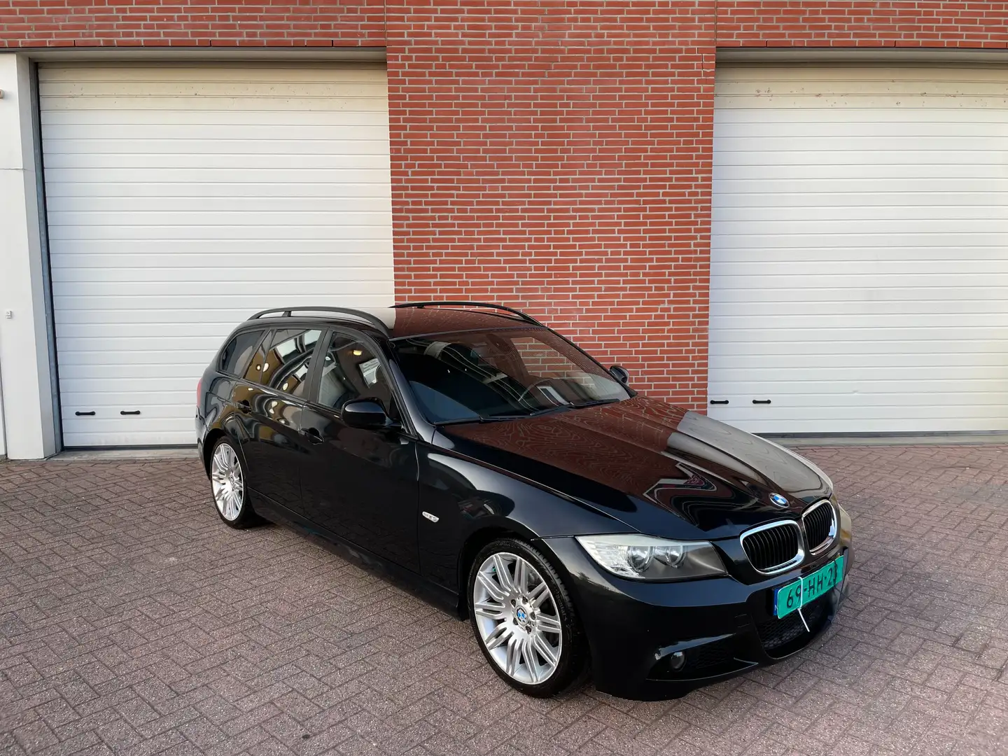 BMW 318 i TOURING/M-PAKKET/LCI/18"M-VELG/6-BAK/CLIMA/ DIK! Zwart - 1