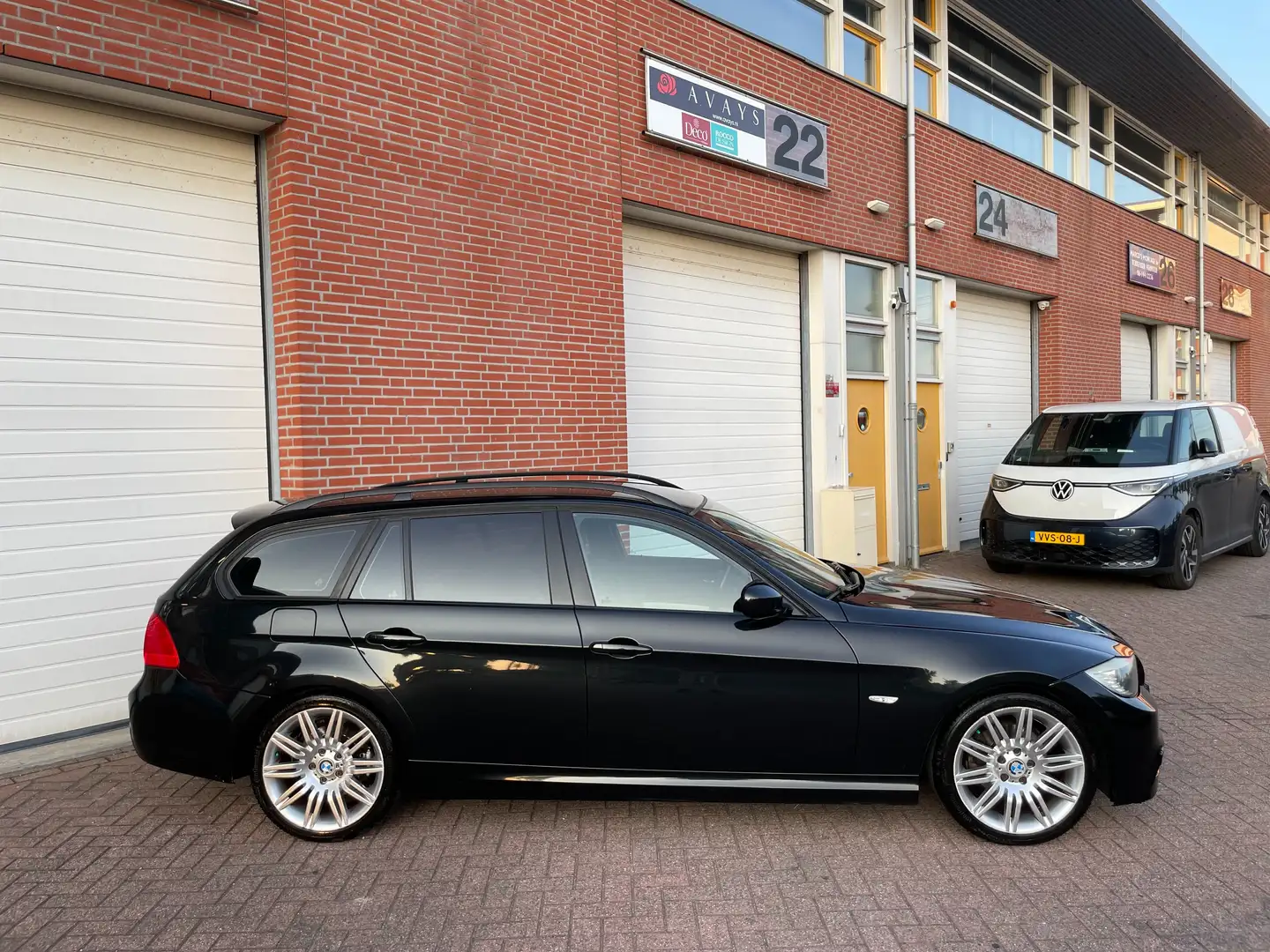BMW 318 i TOURING/M-PAKKET/LCI/18"M-VELG/6-BAK/CLIMA/ DIK! Zwart - 2