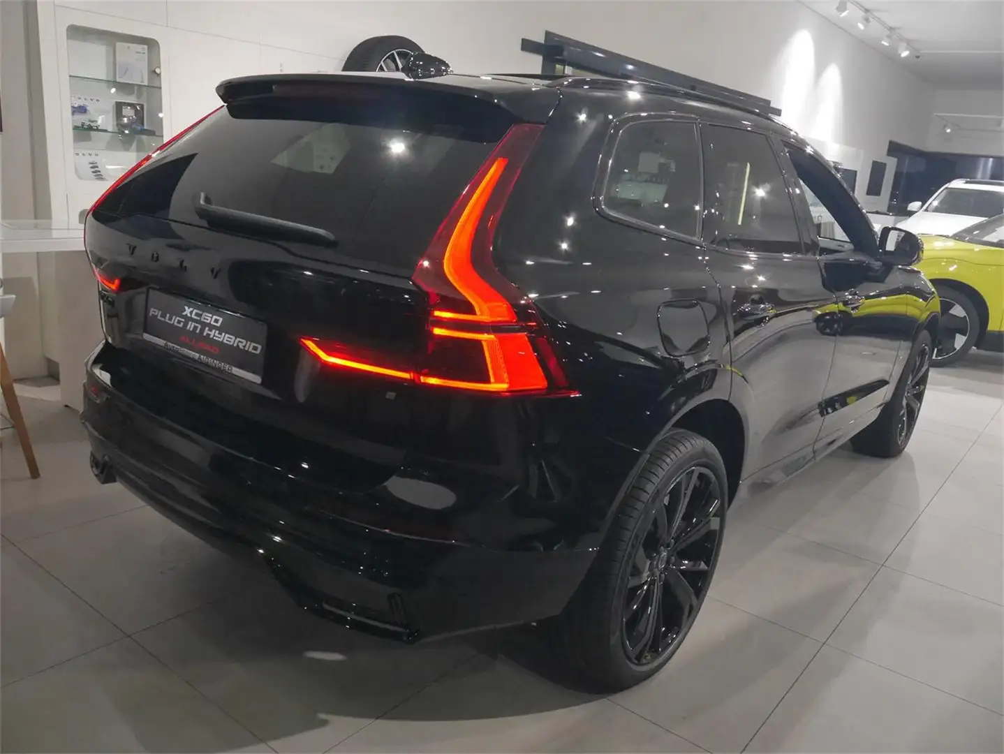 Volvo XC60 T6 AWD Ultra Black Edition Schwarz - 2