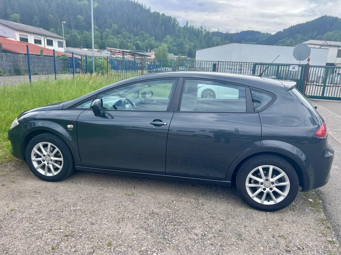 SEAT Leon 1.4 TSI - 8-fach bereift - TÜV 01/27 Grau - 2