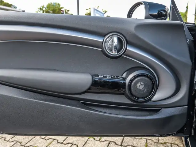 Mini Convertible view 21