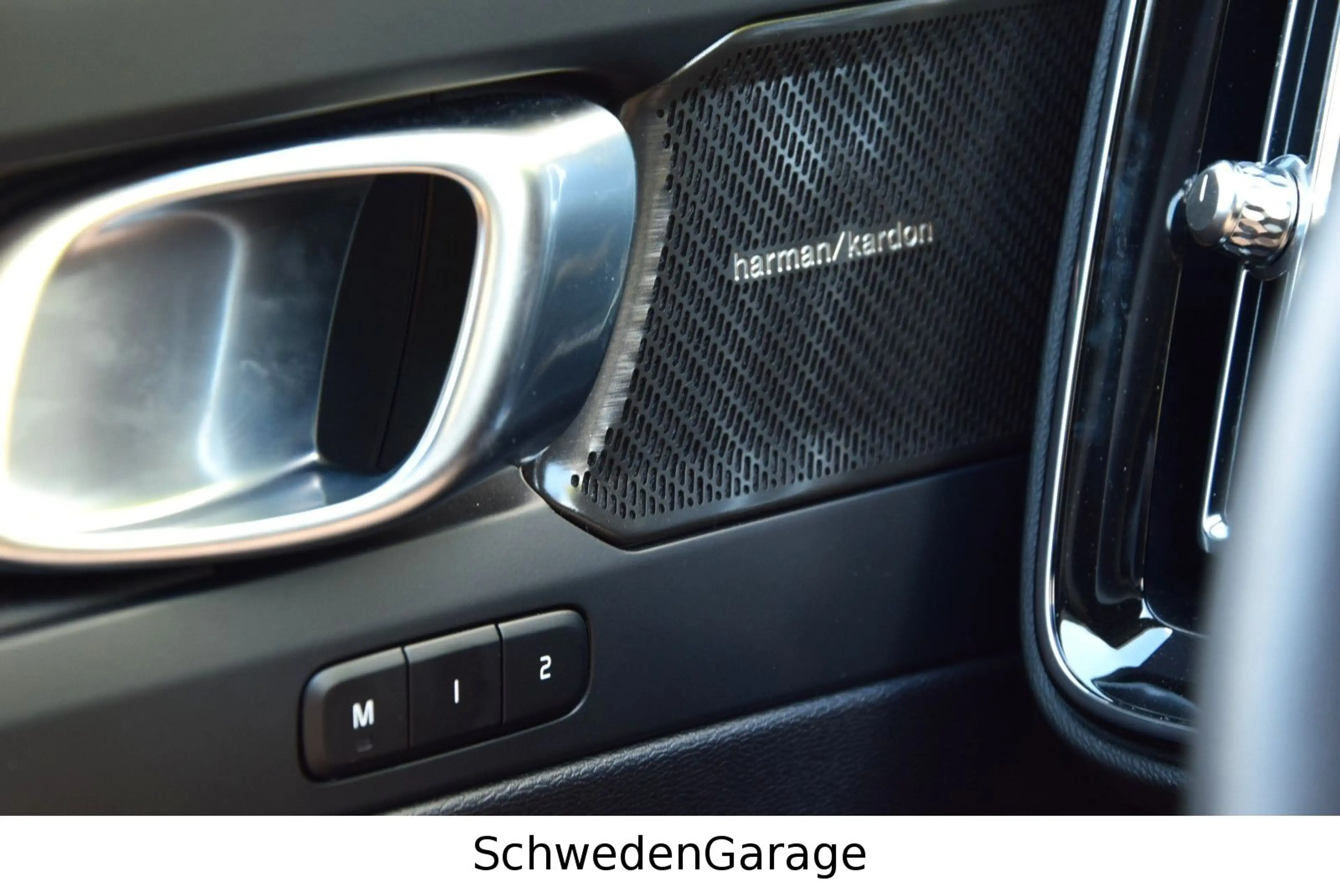 Volvo EX40 Twin Motor AWD Plus Black Edition AHK — photo 18