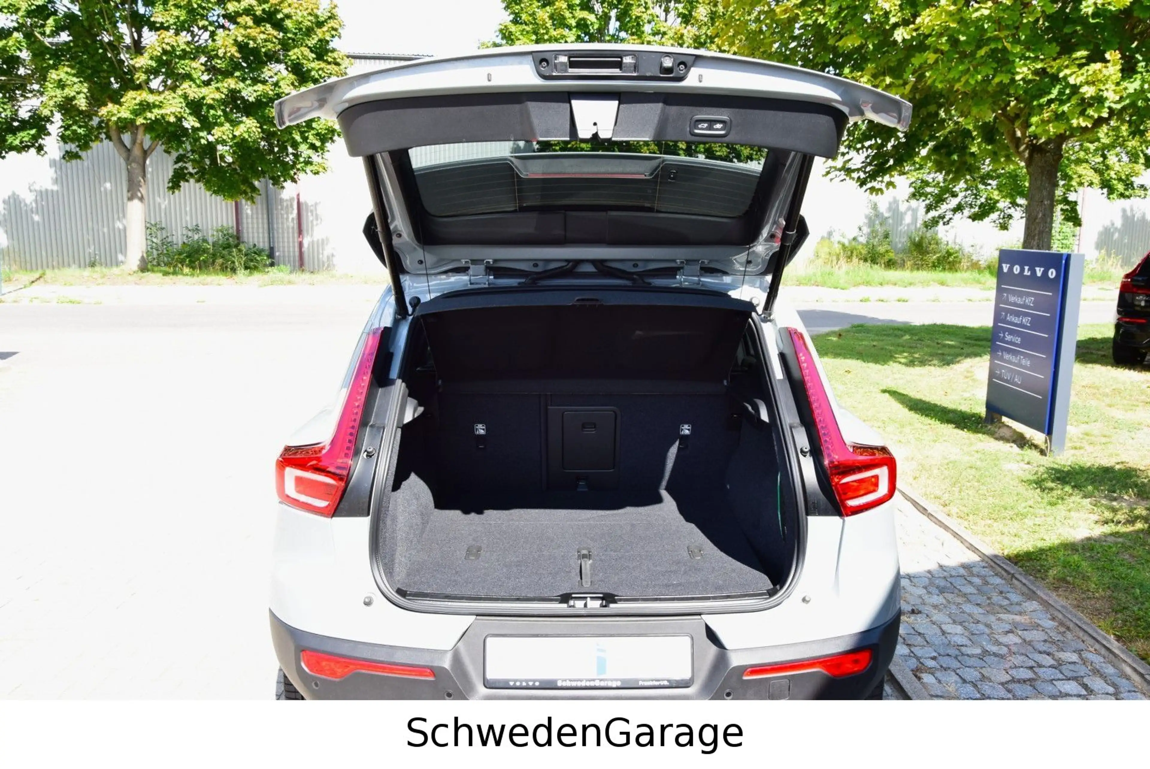 Volvo EX40 Twin Motor AWD Plus Black Edition AHK — photo 8