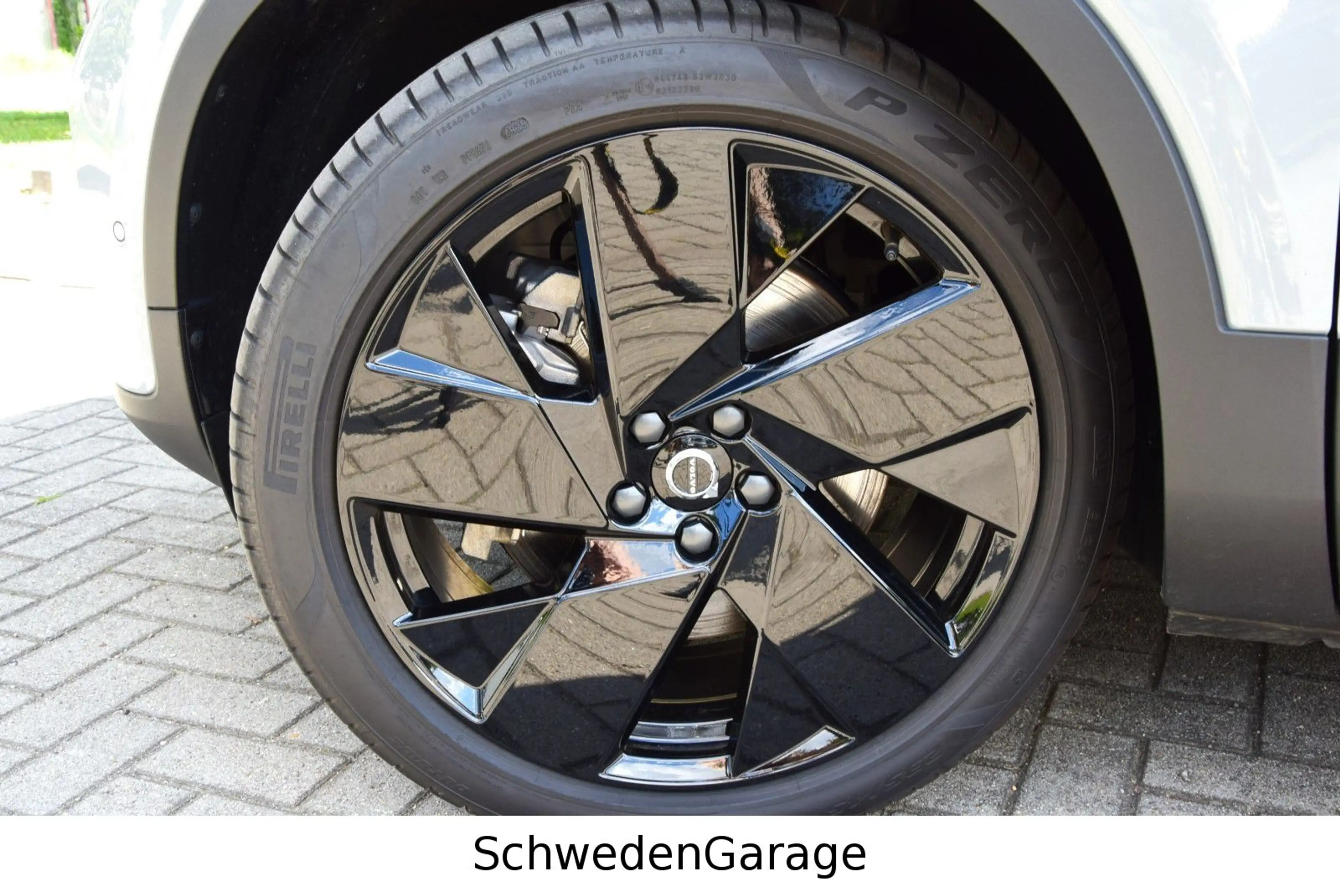 Volvo EX40 Twin Motor AWD Plus Black Edition AHK — photo 7