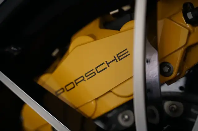 Porsche 911 view 6