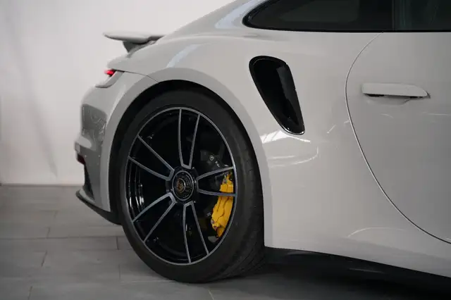 Porsche 911 view 4