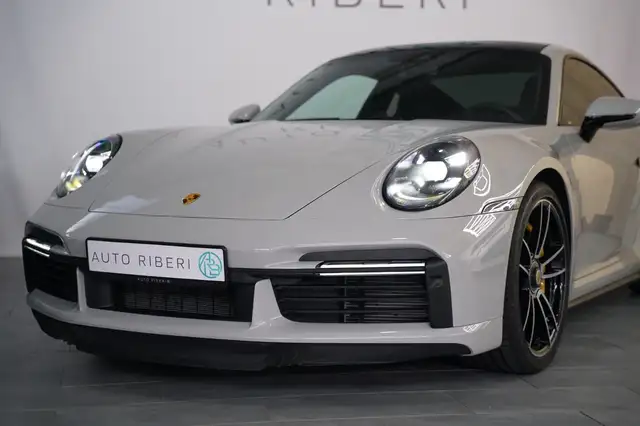 Porsche 911 view 10