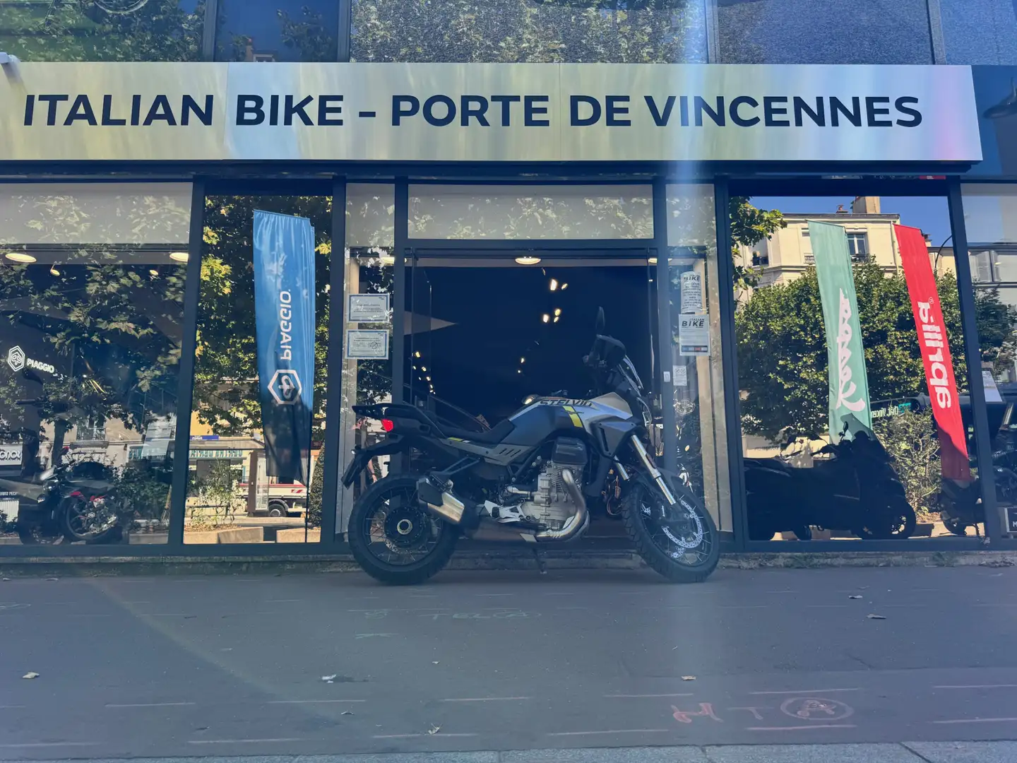 Moto Guzzi Stelvio Siyah - 1