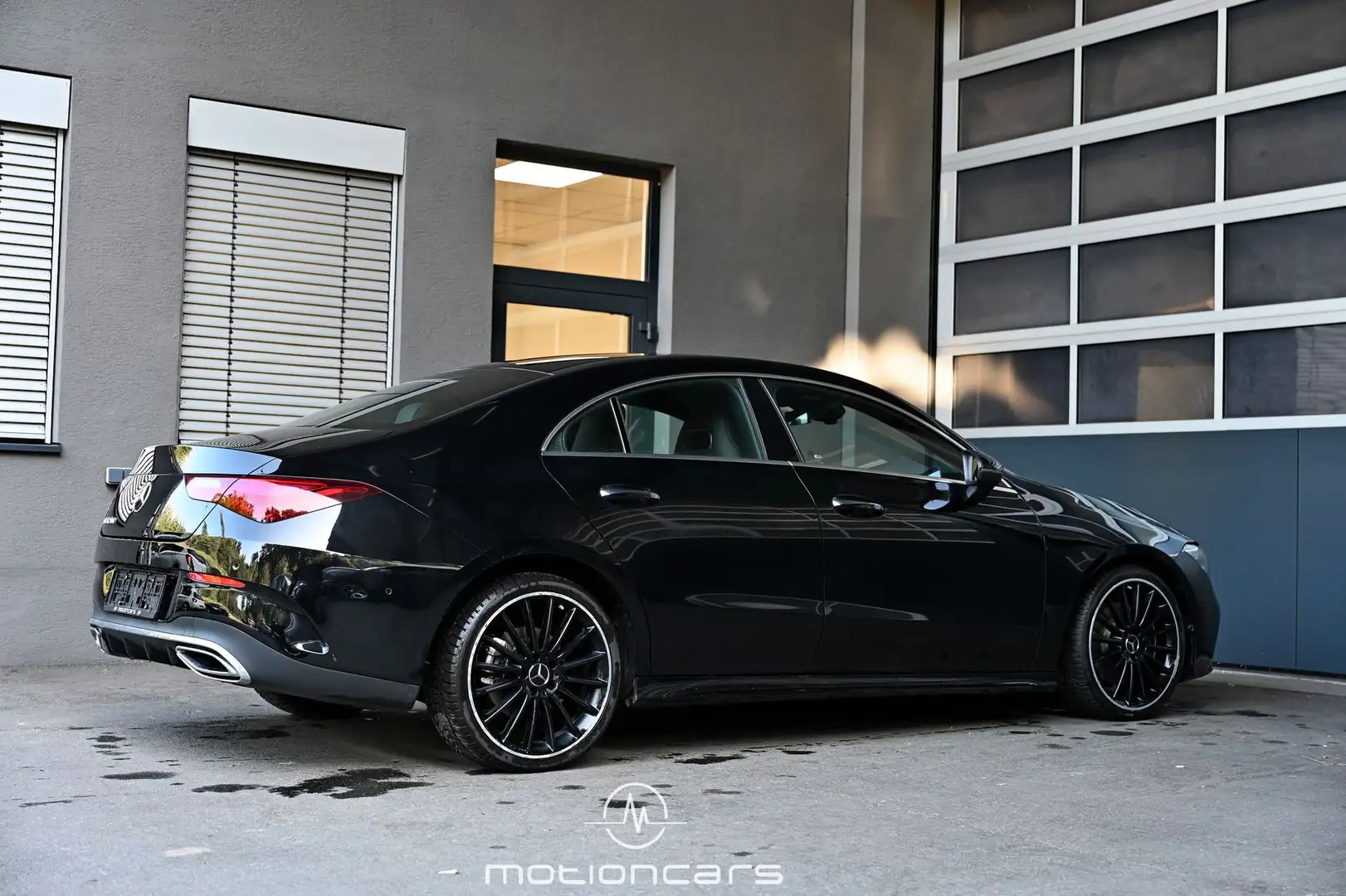 Mercedes-Benz CLA 200 CLA-Klasse CLA 200 Facelift AMG Line EXP € 29.983 Negru - 2