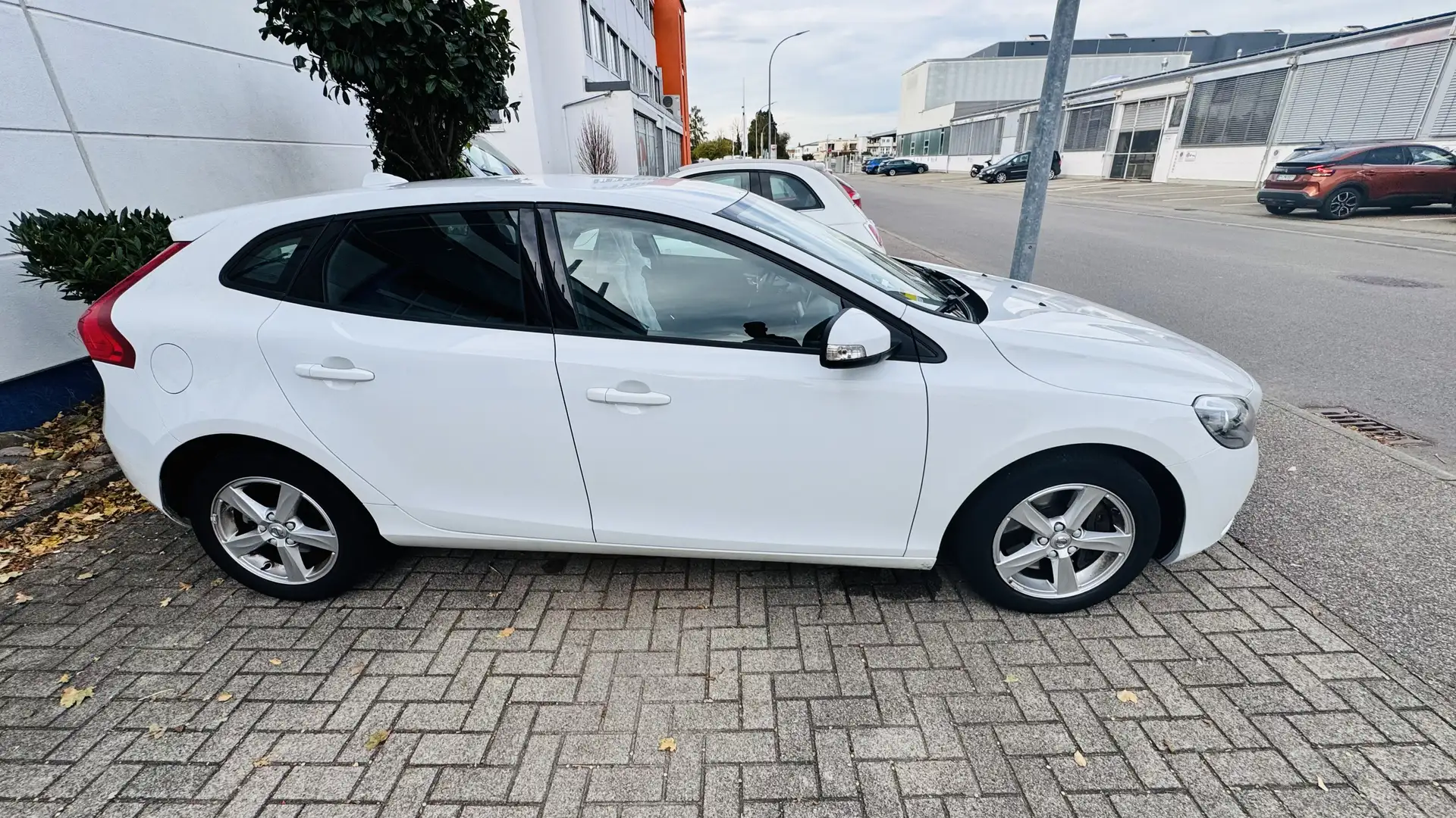 Volvo V40 Kinetic Weiß - 2