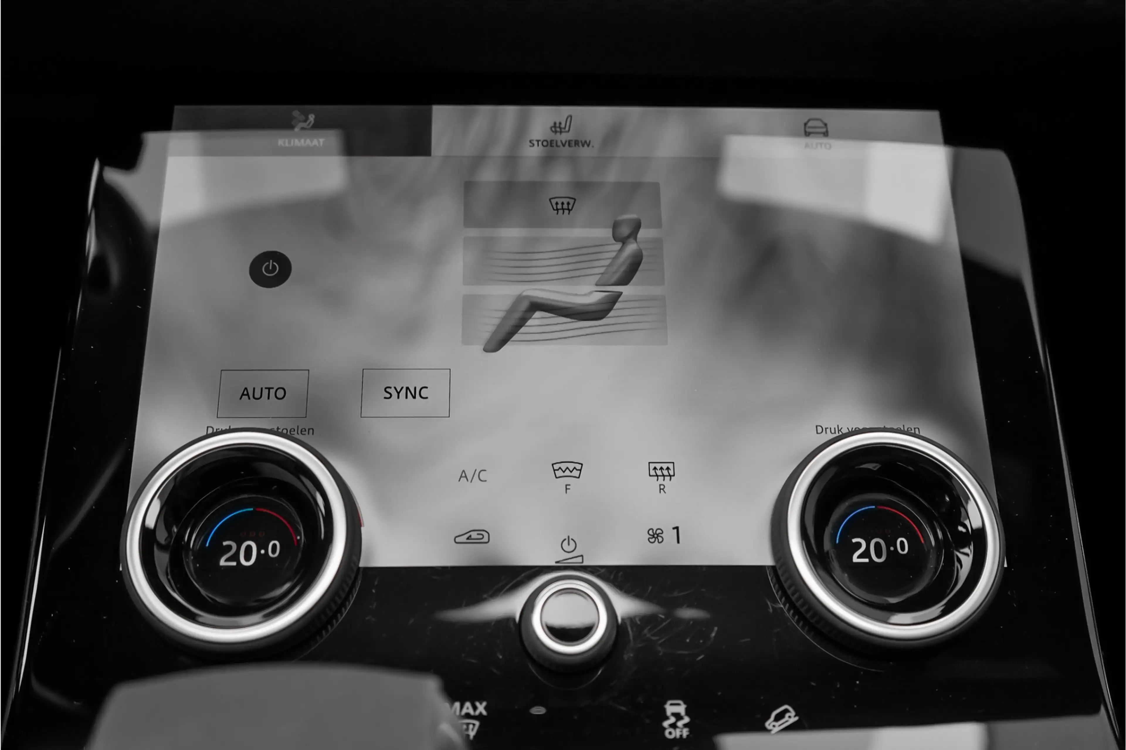 Land Rover Range Rover Velar 2.0 P400e Pano ACC Stoelvent Black Pack Winter Pac — photo 30