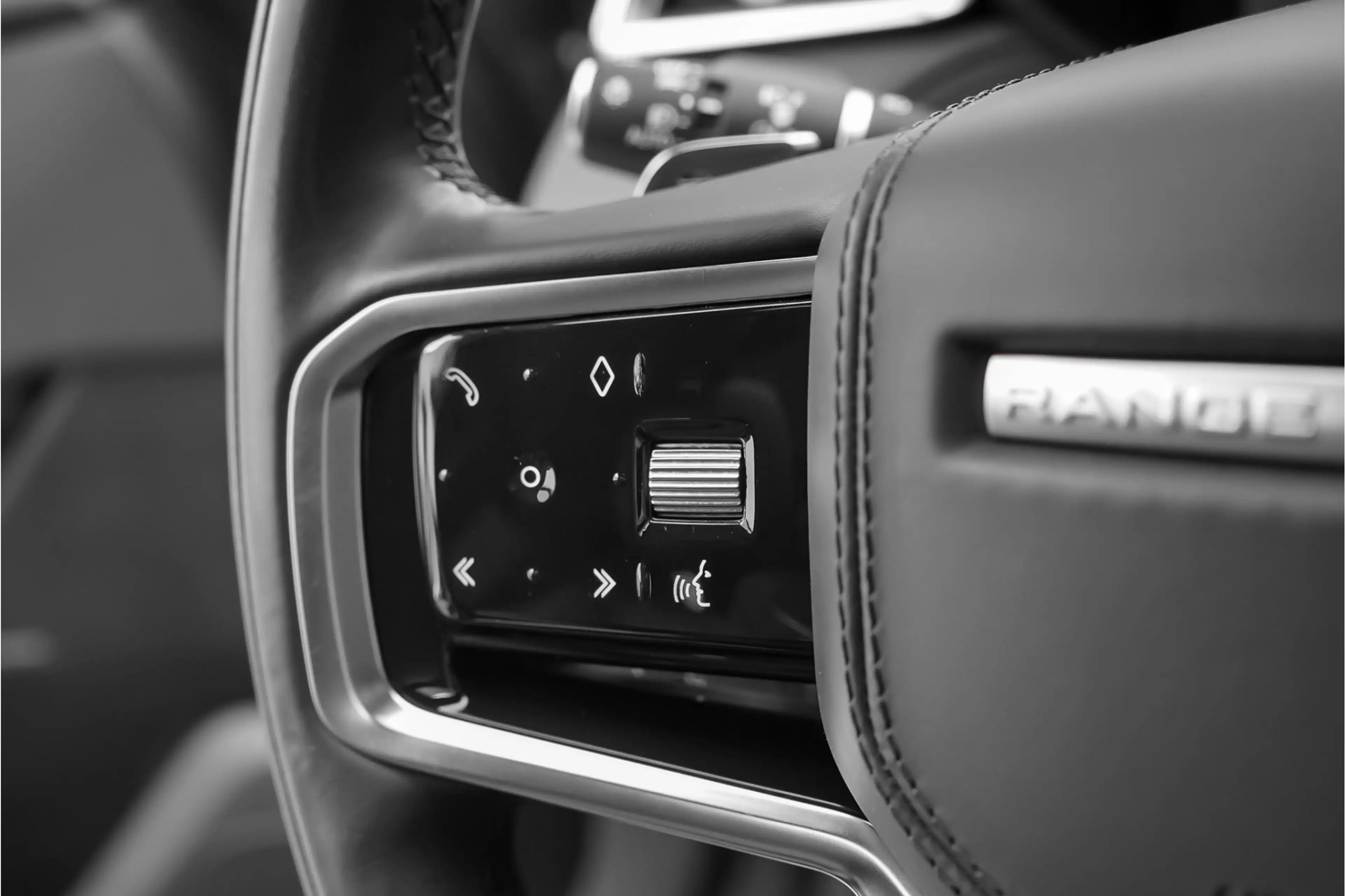Land Rover Range Rover Velar 2.0 P400e Pano ACC Stoelvent Black Pack Winter Pac — photo 40