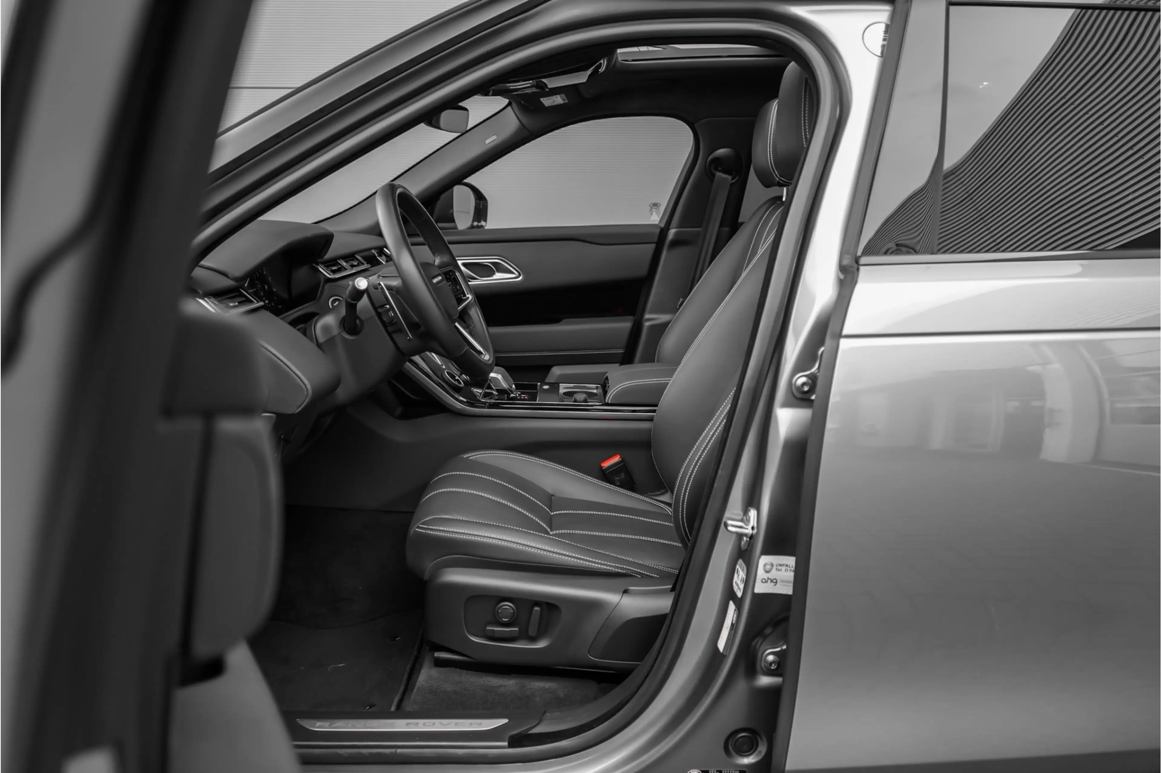 Land Rover Range Rover Velar 2.0 P400e Pano ACC Stoelvent Black Pack Winter Pac — photo 4