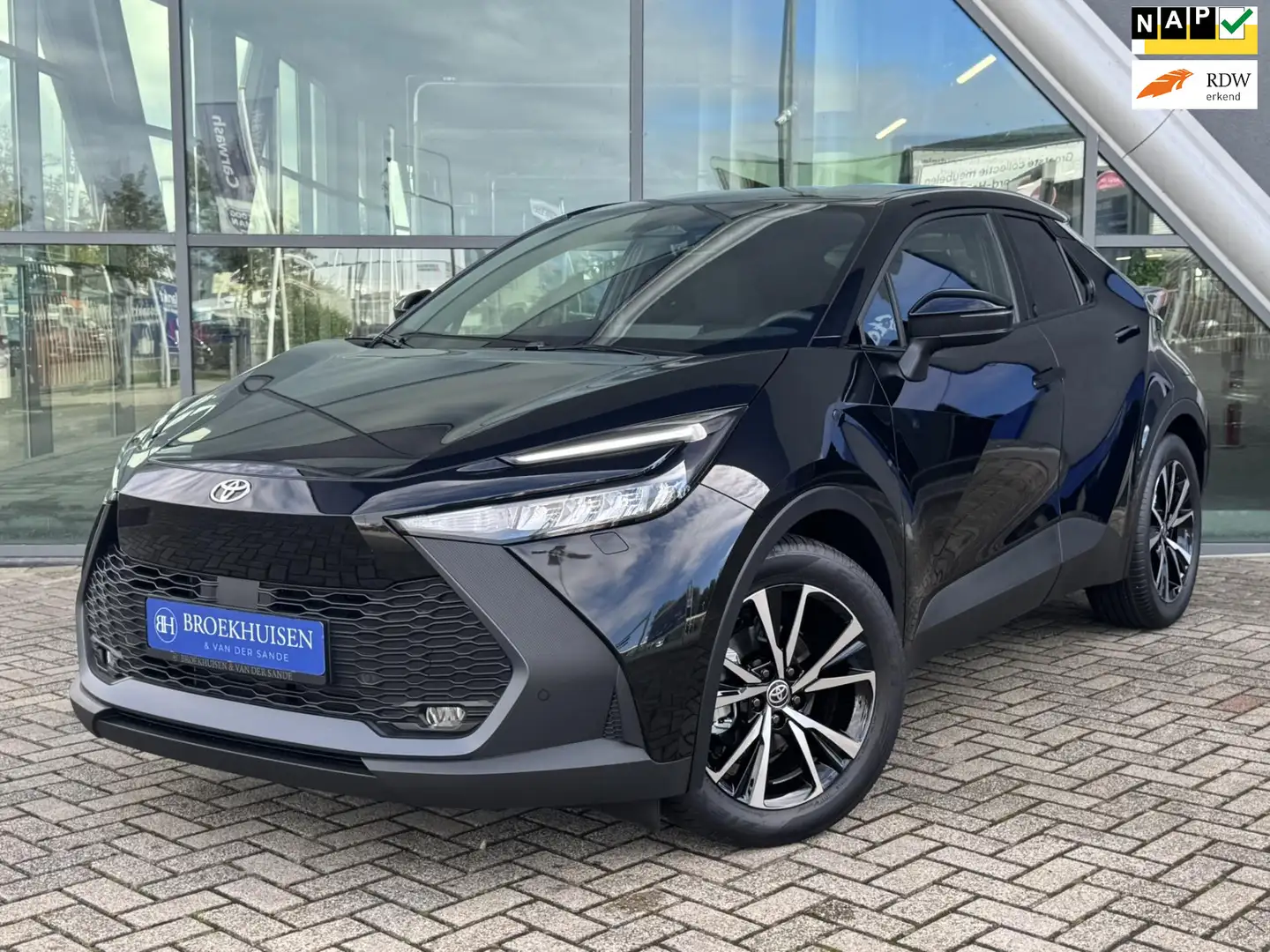 Toyota C-HR 1.8 Hybrid 140pk HEV Dynamic NW Model Camera / Sto Zwart - 1