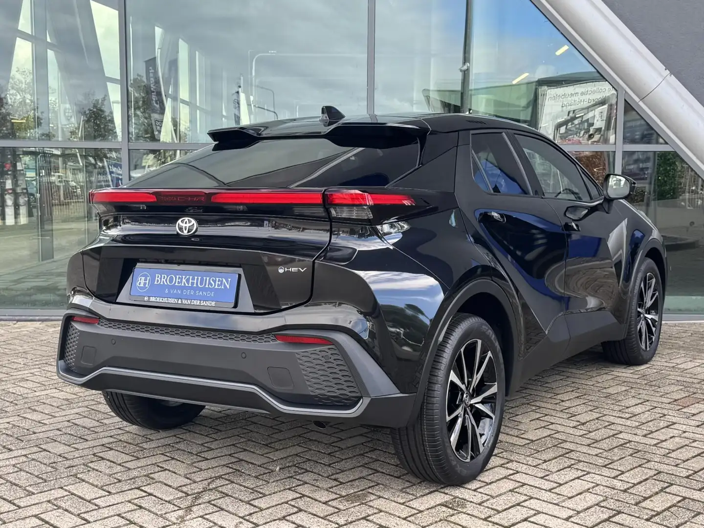 Toyota C-HR 1.8 Hybrid 140pk HEV Dynamic NW Model Camera / Sto Zwart - 2