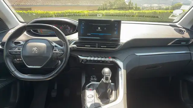 Peugeot 3008 view 11