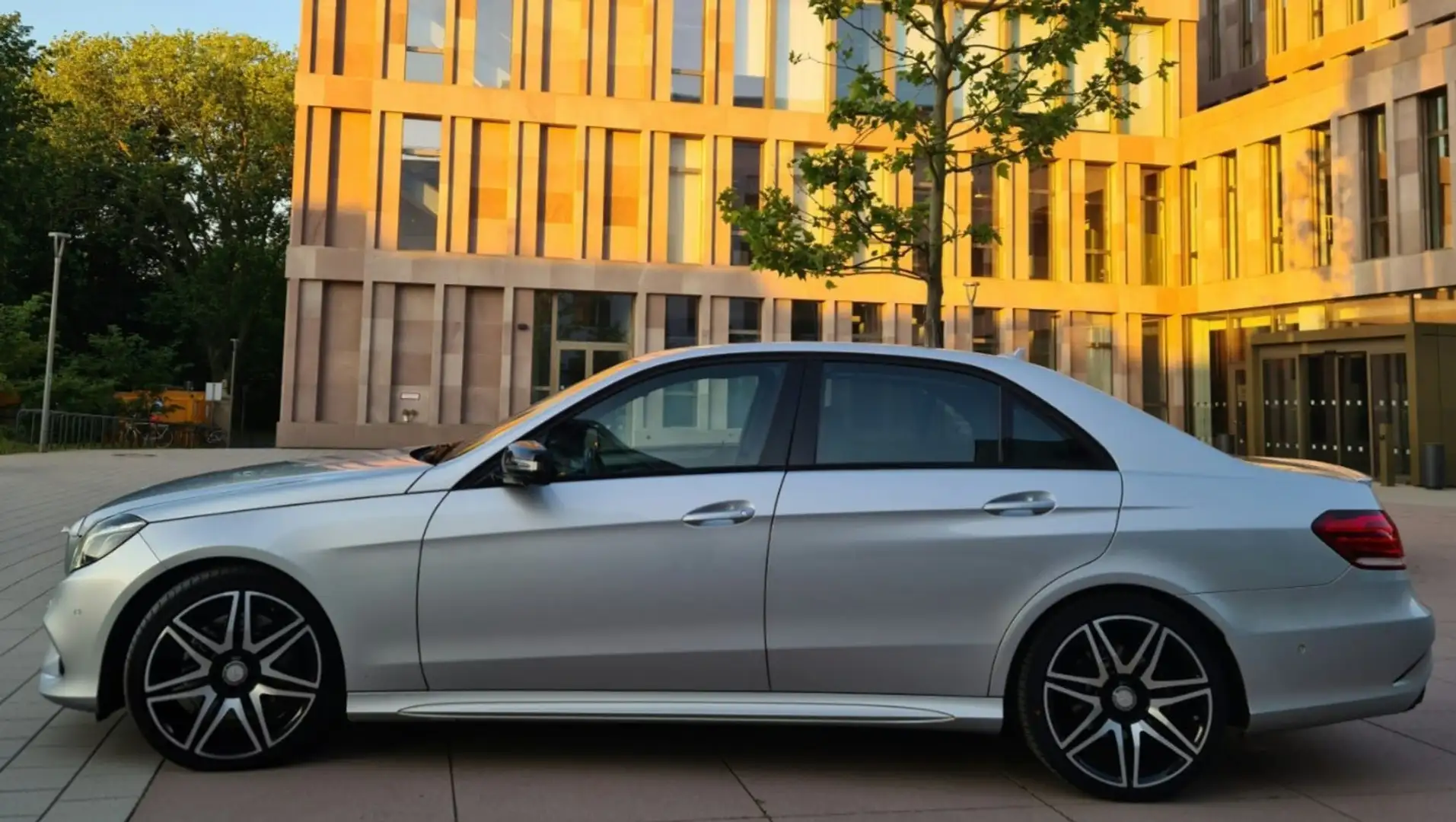 Mercedes-Benz E 400 E 400 AMG Line, distronic plus, harman SoundSystem Stříbrná - 1