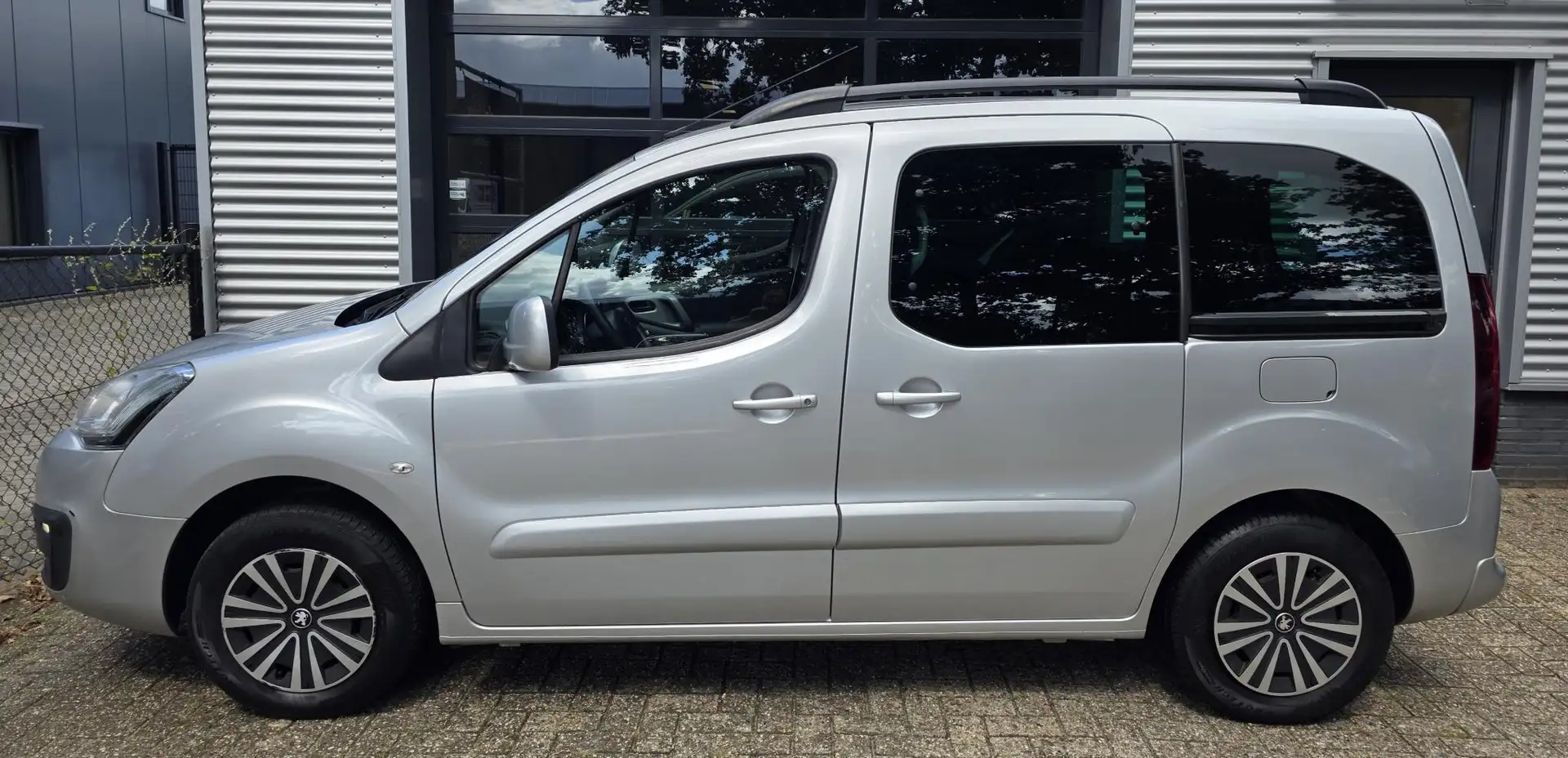 Peugeot Partner Tepee 1.2 PureTech Active **AIRCO-APK-ELEKTR.PAKKE Grijs - 2