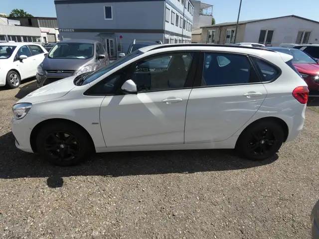 BMW 2 Series view 4