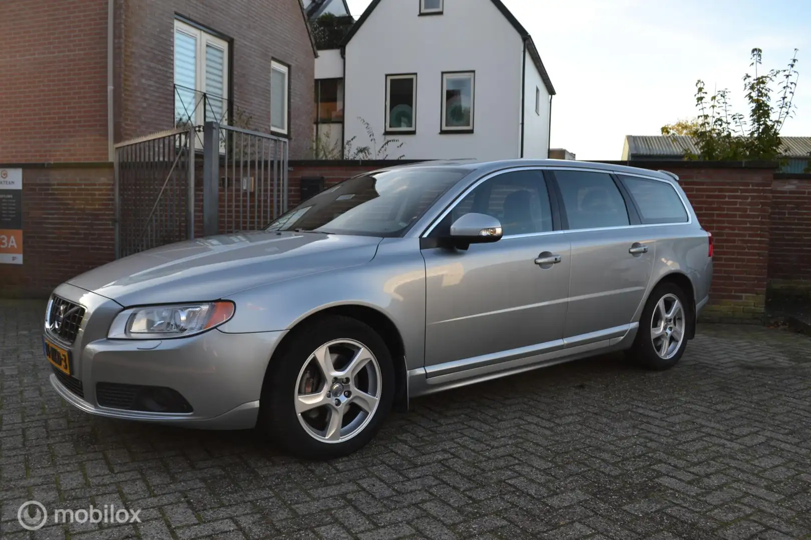 Volvo V70 3.2 Summum | Leer | BLIS | Xenon | Trekhaak | Keyl Grijs - 2