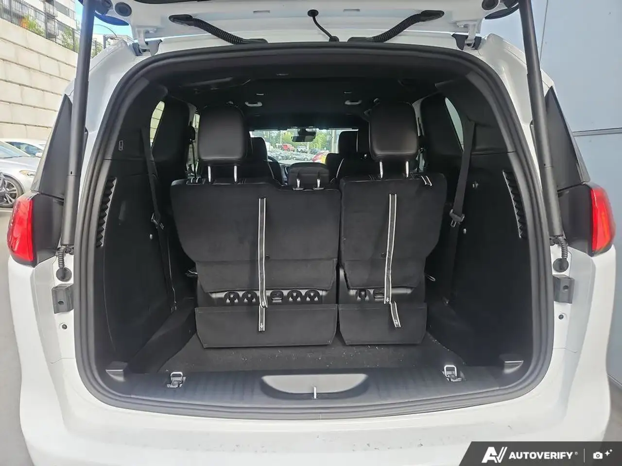 Chrysler Grand Caravan снимка Chrysler Grand Caravan
