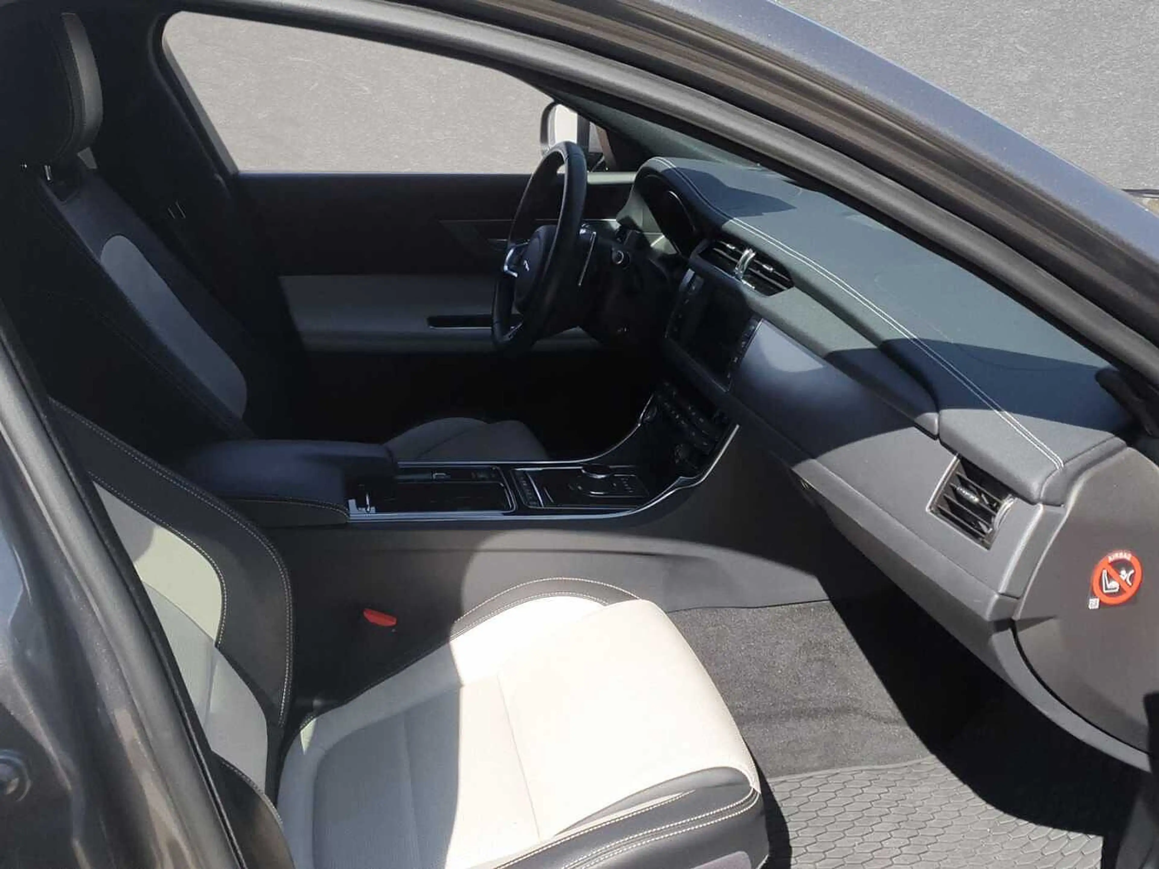 Jaguar XF 25d AWD — photo 3