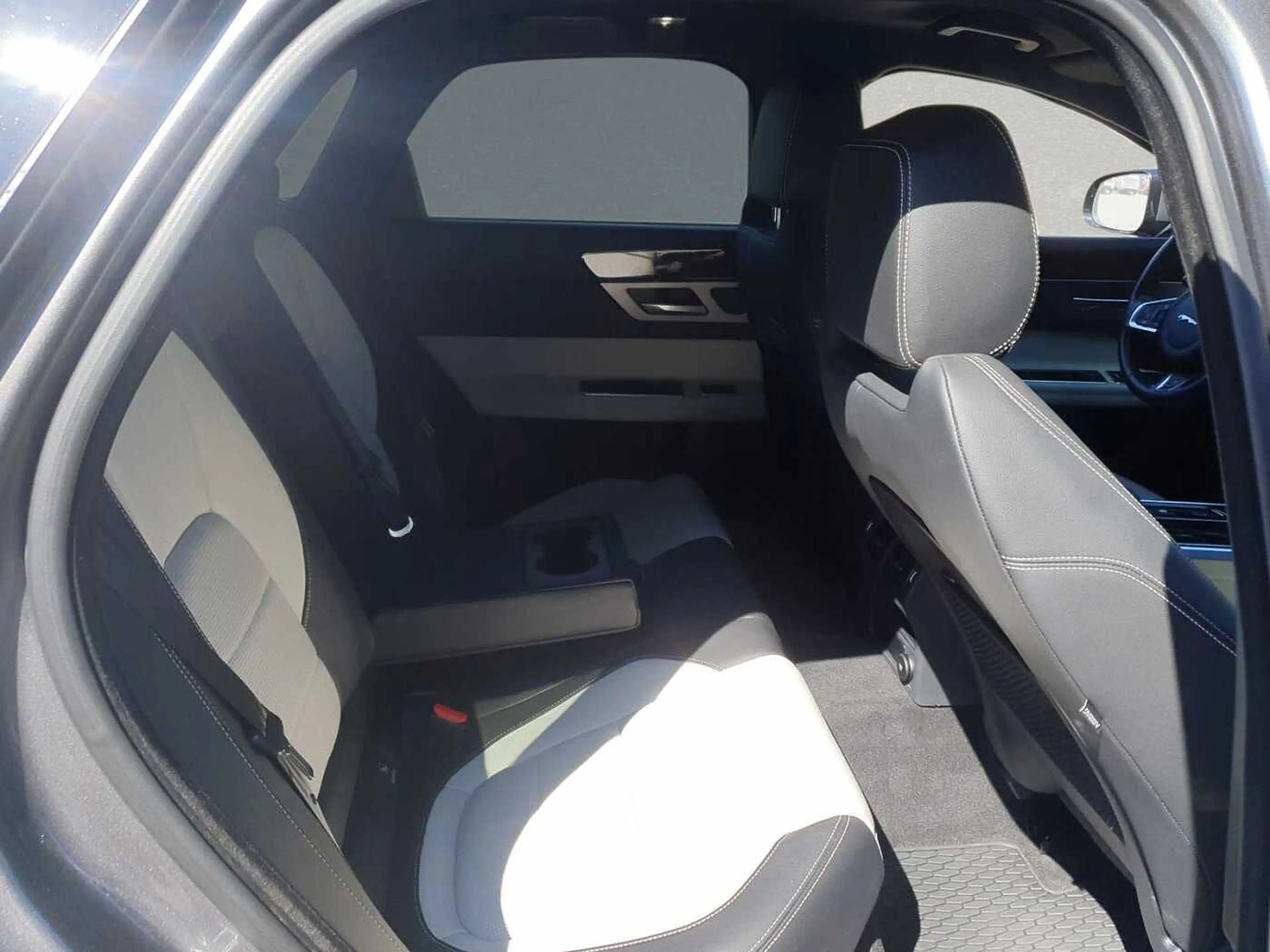 Jaguar XF 25d AWD — photo 5