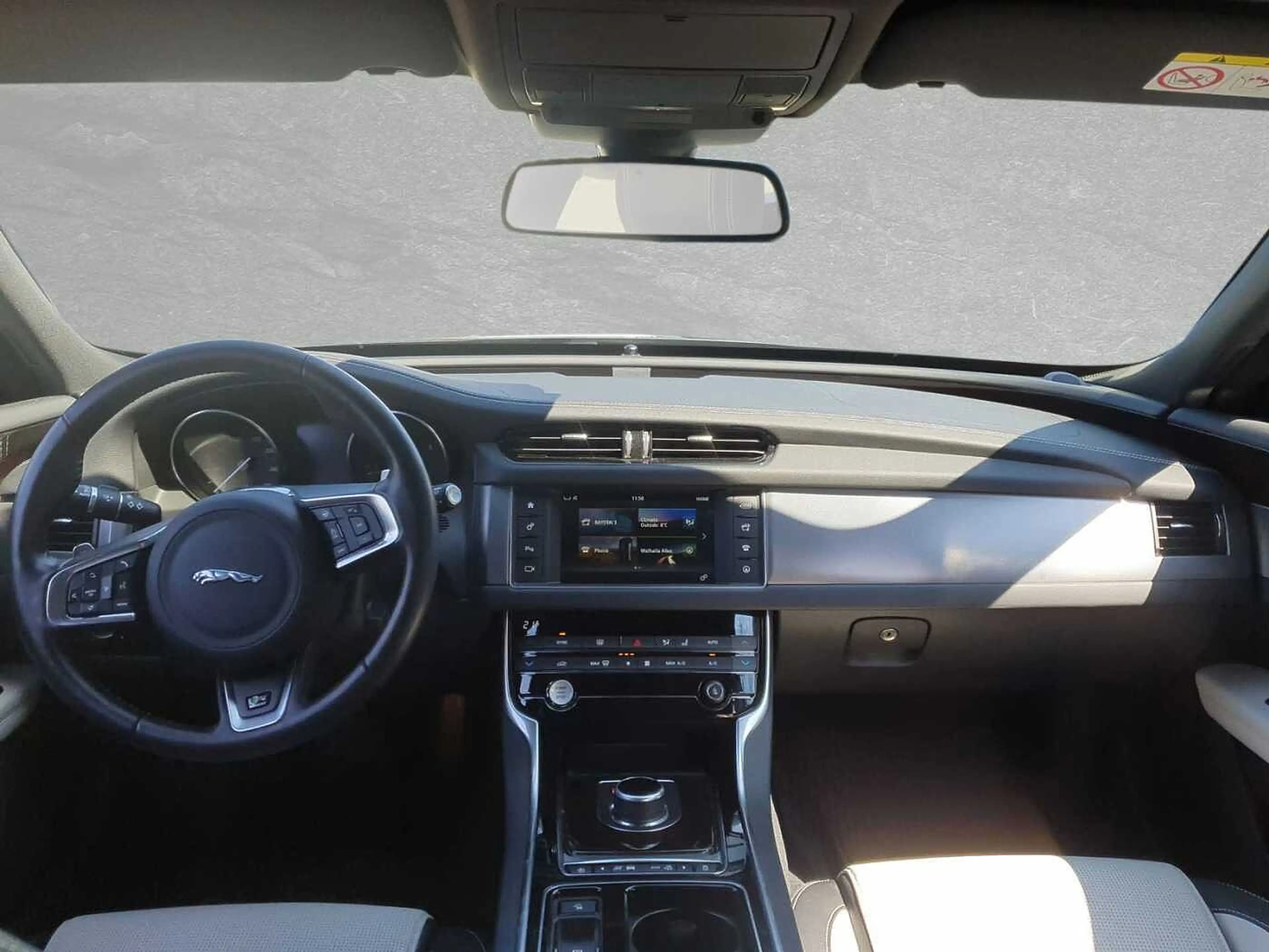 Jaguar XF 25d AWD — photo 4