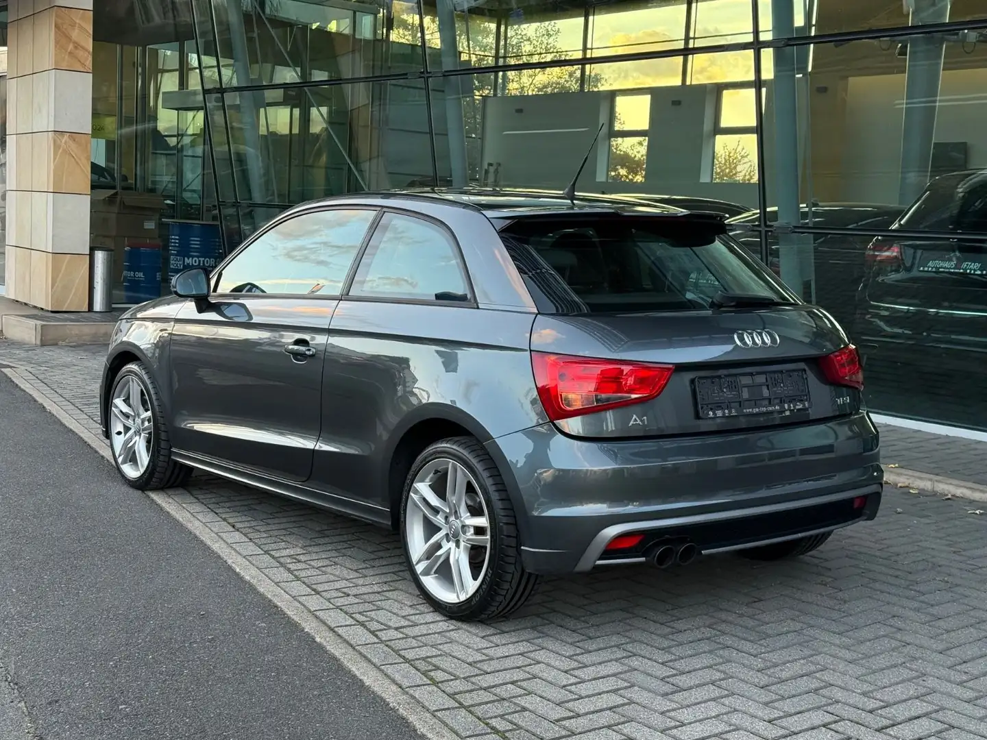 Audi A1 1.4 TFSI S Line S-tronic SHZ Leder Klima MFL Grau - 2
