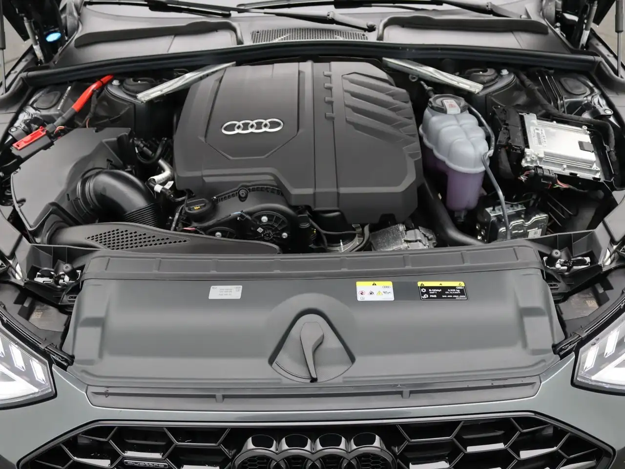 Audi A4 competition edition 40TFSI quattro/ AHK 18