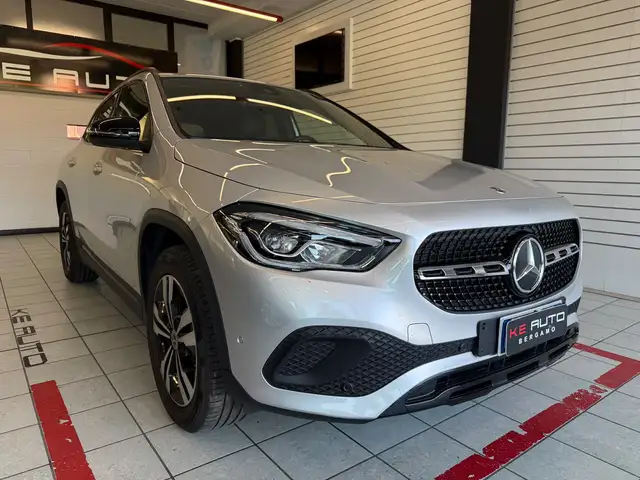 Mercedes-Benz GLA view 4