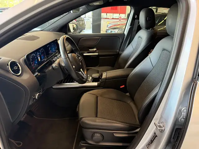 Mercedes-Benz GLA view 12
